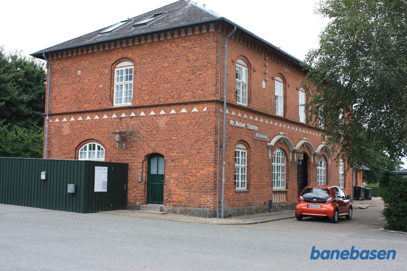 Stationsbygningen, set fra vejen