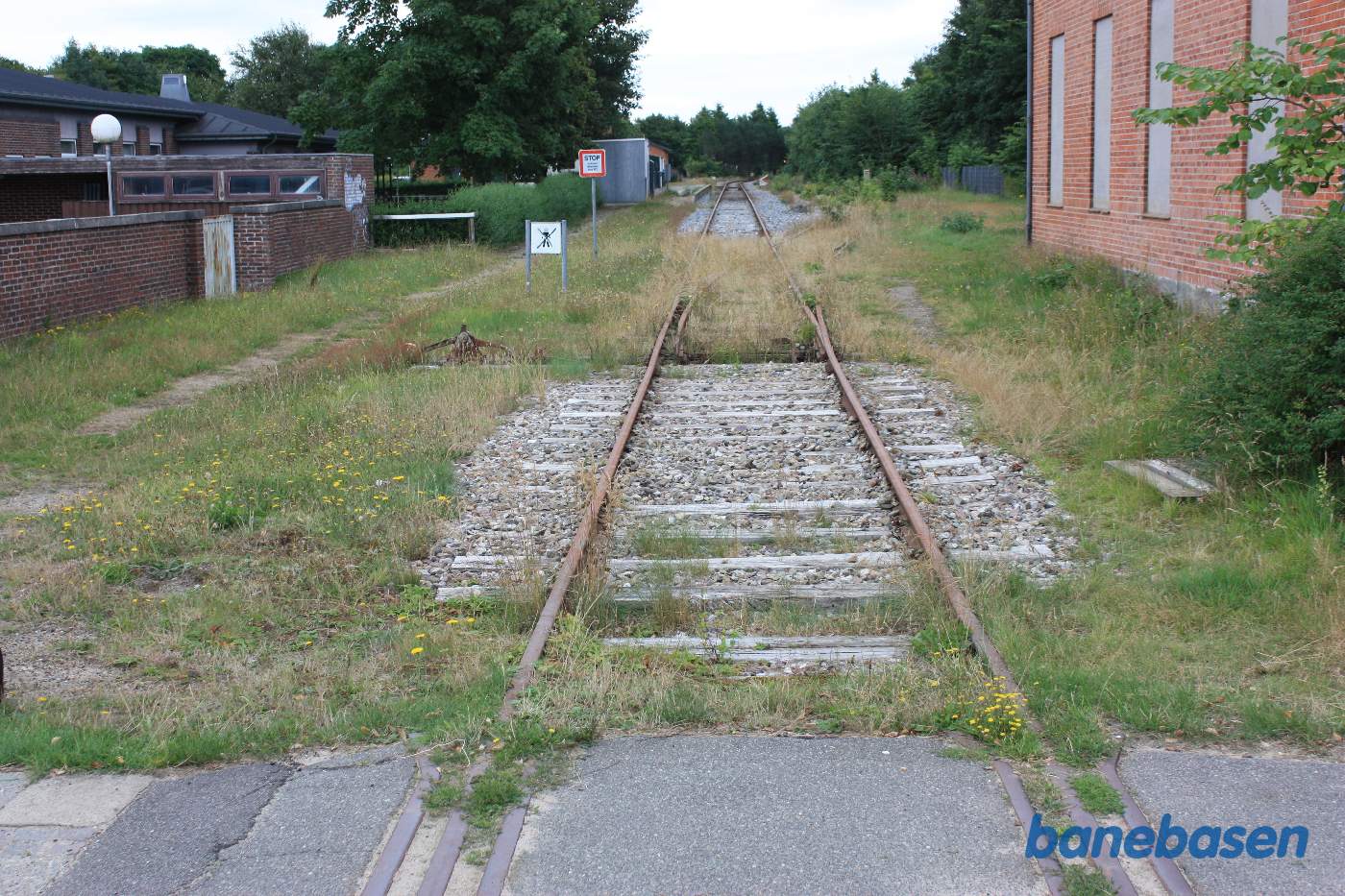 Stationen set fra Klintingvej, da der stadig var en overkørsel. Stationsbygningen ligger til venstre, inde bag de store træer. Perronen ses lidt længere fremme Stationen set fra Klintingvej, da der stadig var en overkørsel. Stationsbygningen ligger til venstre, inde bag de store træer. Perronen ses lidt længere fremme