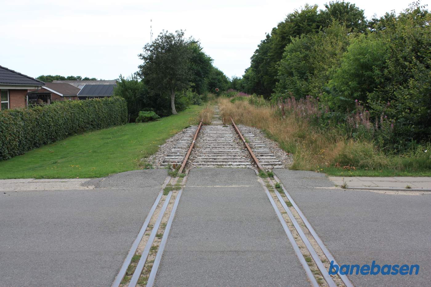 Udkørslen i retning mod Nymindegab. Den røde sporspærringstavle ses på den anden side af Klintingvej