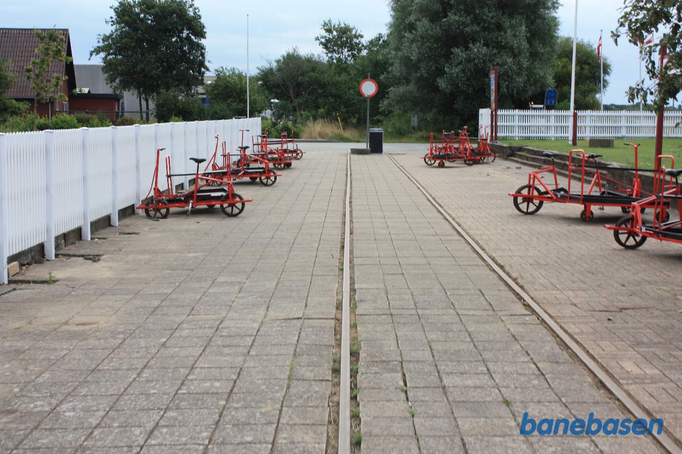 900 meter fra stationen, er oprettet en cykelplads med skinnecykler, vi kigger i retning mod stationen i Nørre Nebel