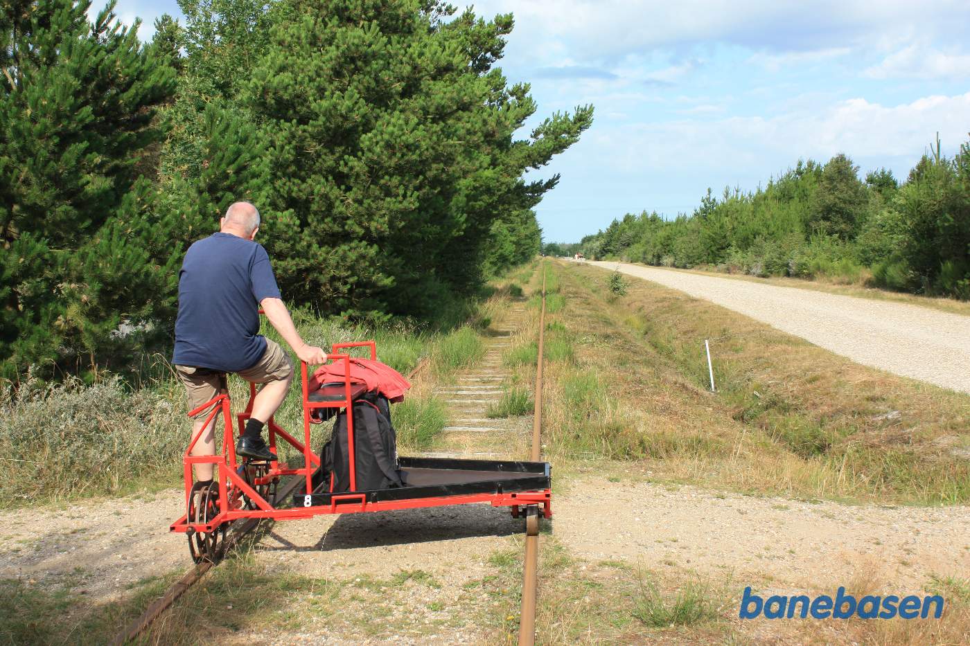 Banen følger en grusvej i et sommerhusområde Banen følger en grusvej i et sommerhusområde