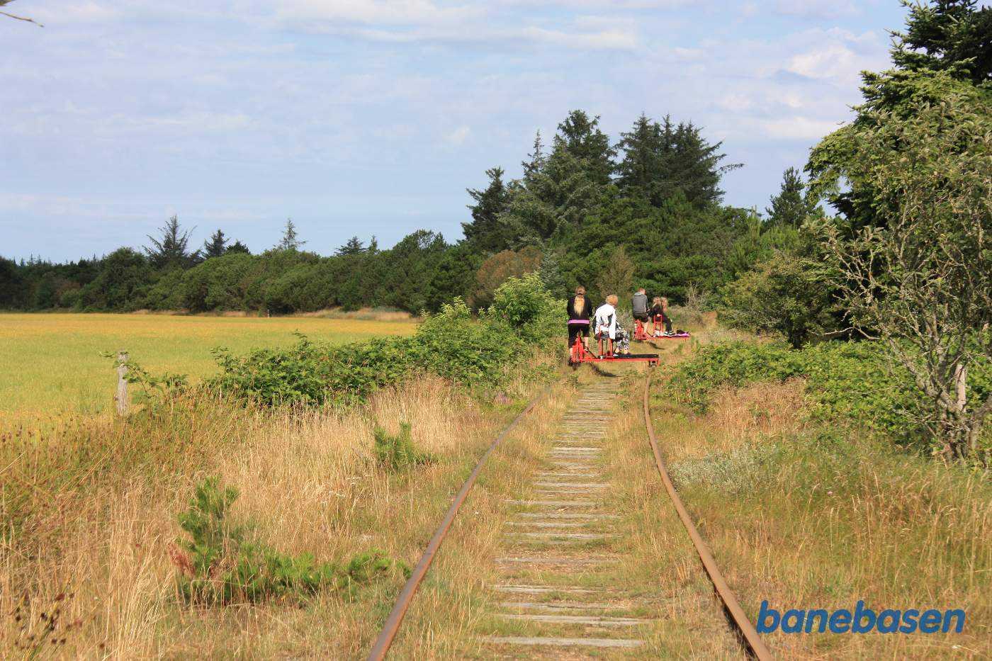 I sommerhalvåret, er skinnecykling meget populært, så foran os 2 andre skinnecykler I sommerhalvåret, er skinnecykling meget populært, så foran os 2 andre skinnecykler