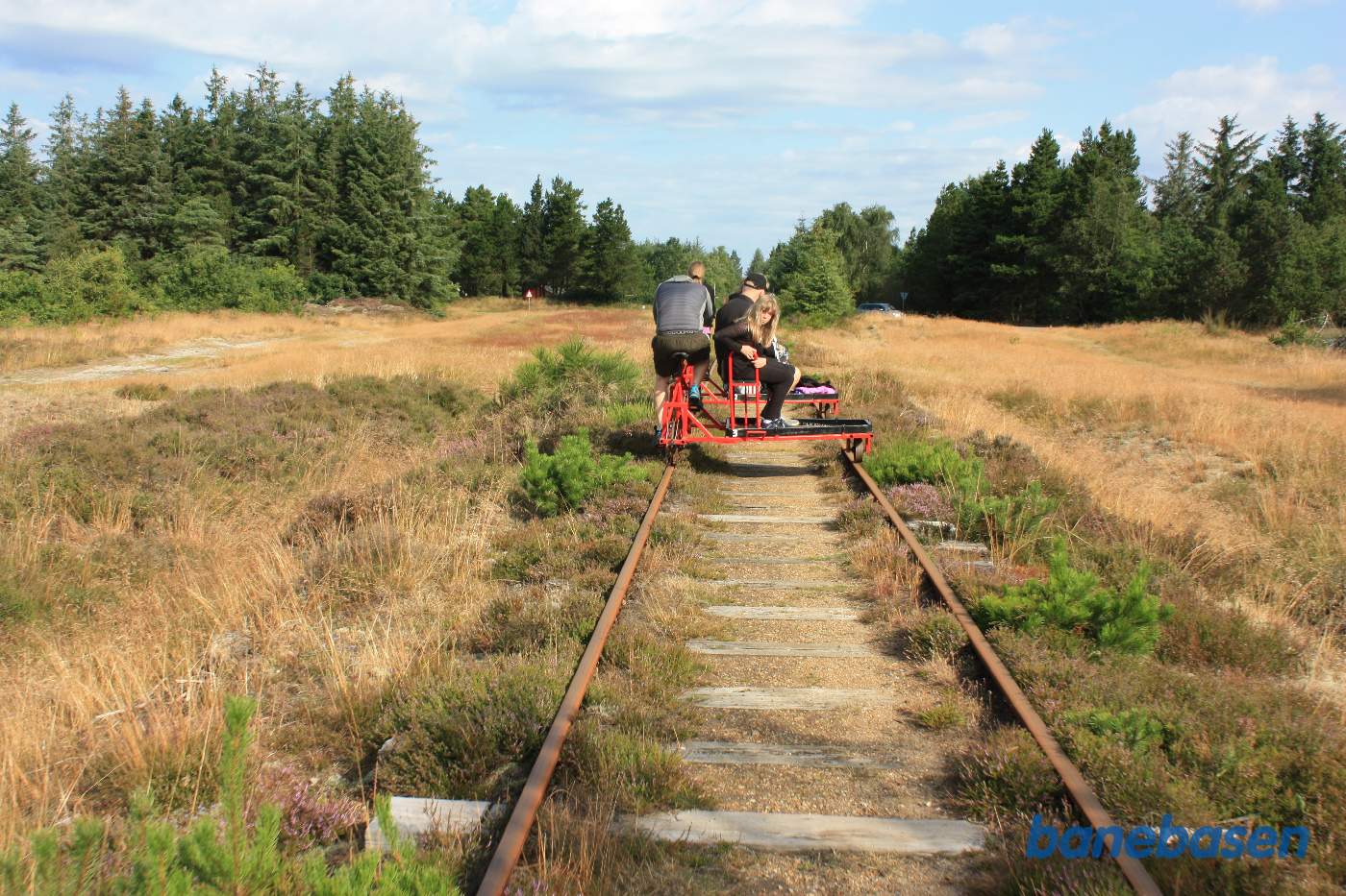 I sommerhalvåret, er skinnecykling meget populært, så foran os 2 andre skinnecykler