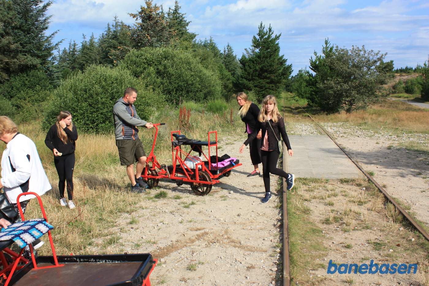 Så trænger cyklisterne foran os til en lille pause, så de sætter cyklerne til side Så trænger cyklisterne foran os til en lille pause, så de sætter cyklerne til side