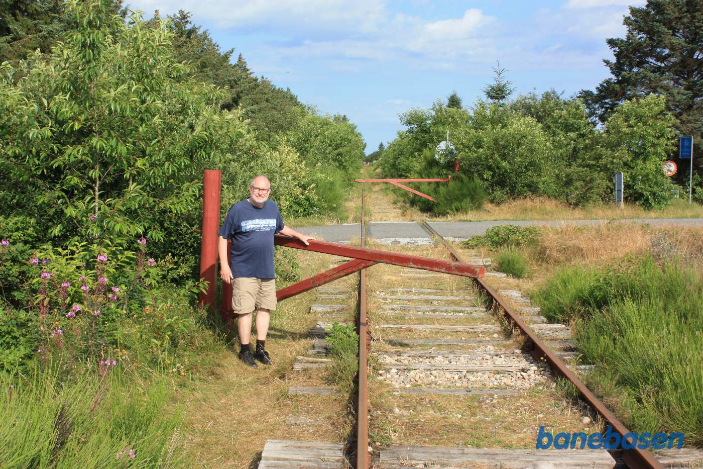 Af sikkerhedsgrunde, er der ved passage af en befærdet vej, opsat bomme, der skal drejes til side