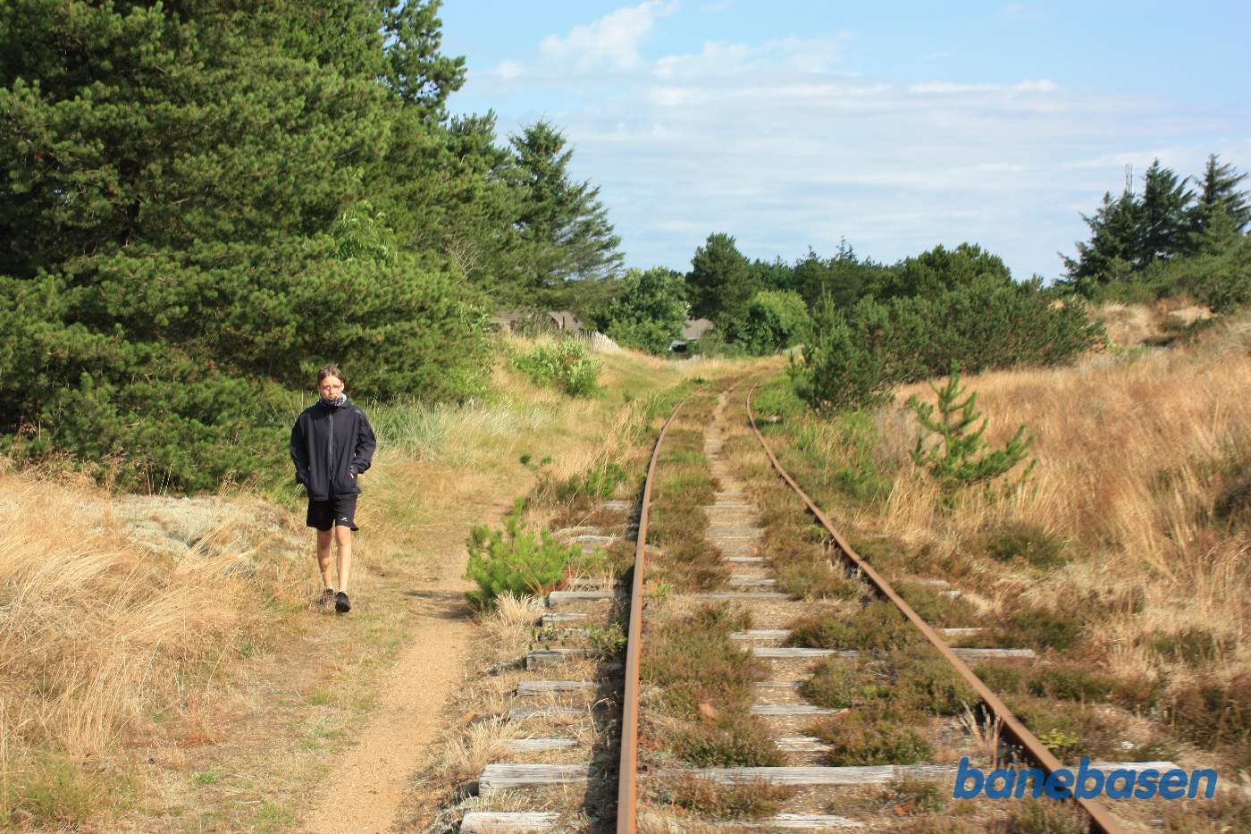 Vi triller gennem et sommerhusområde, lige inden vi kommer til endestationen Vi triller gennem et sommerhusområde, lige inden vi kommer til endestationen