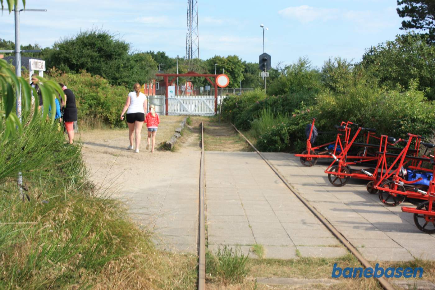 Her slutter cykel sporet. Som det ses på overkørselssignalet til højre, fortsatte banen over vejen og ind på den militære lejr
