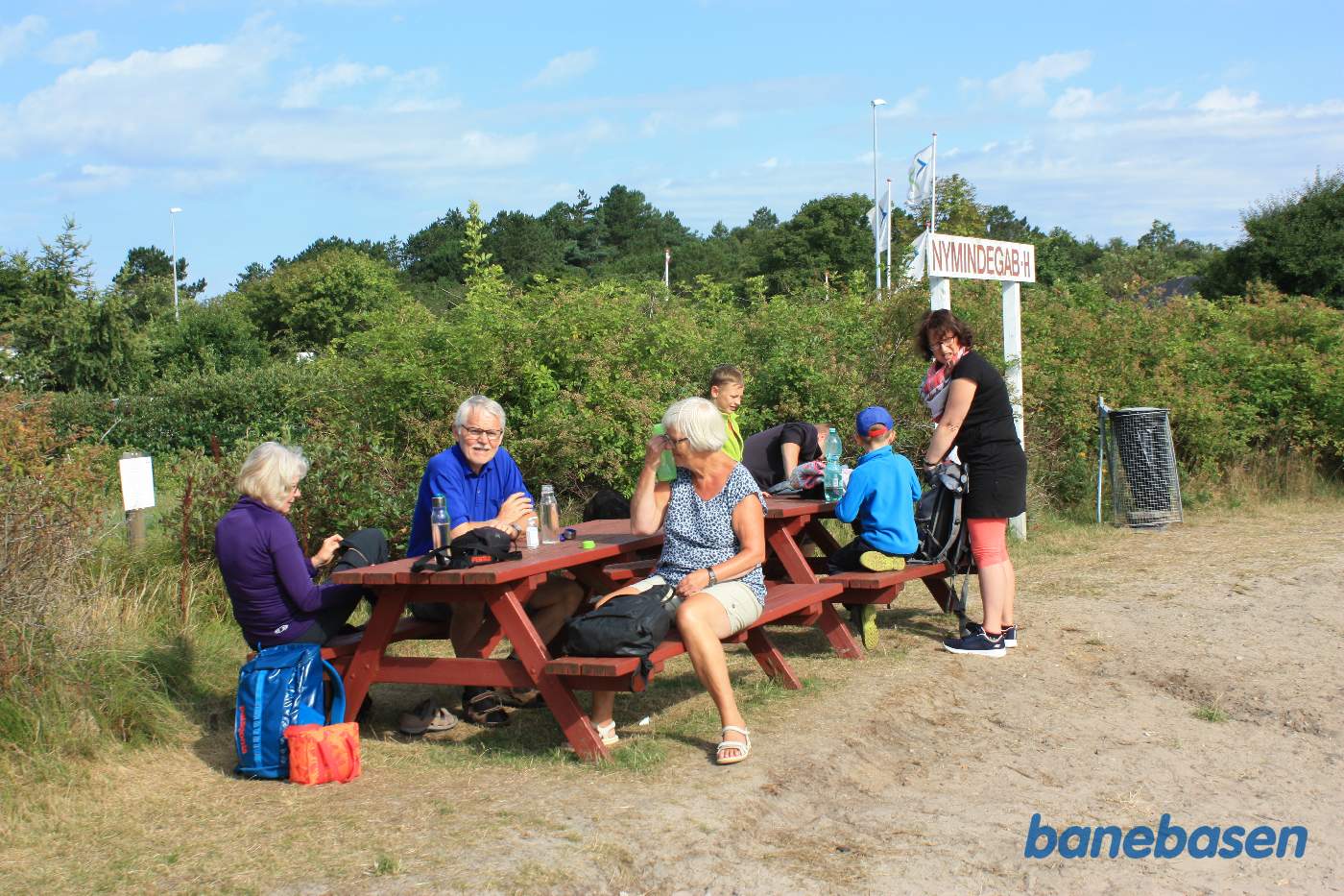 Her et billede af flere glade sommerturister på perronen i Nymindegab H