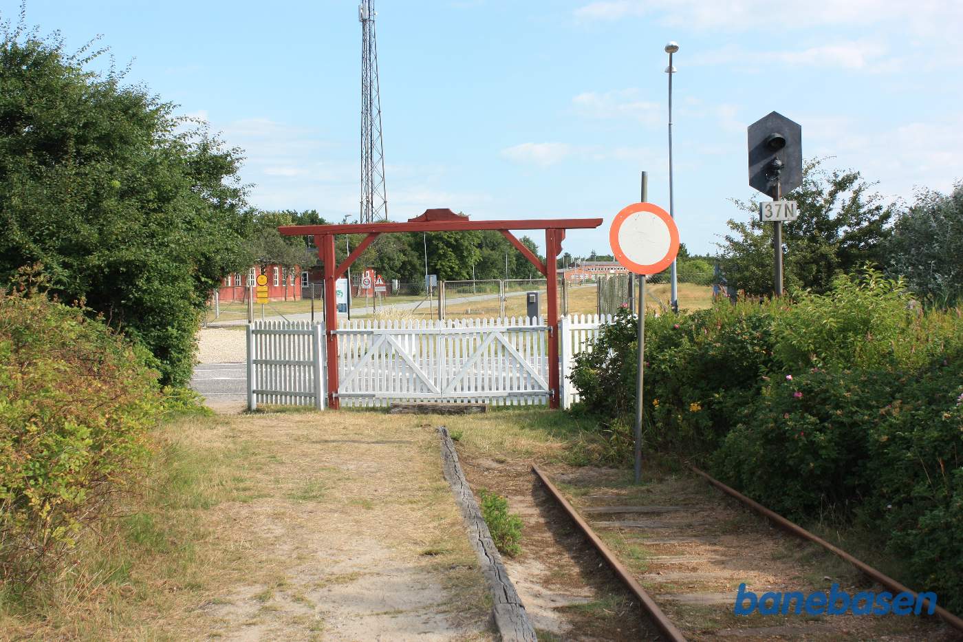 Her slutter cykel sporet. Som det ses på overkørselssignalet til højre, fortsatte banen over vejen og ind på den militære lejr Her slutter cykel sporet. Som det ses på overkørselssignalet til højre, fortsatte banen over vejen og ind på den militære lejr