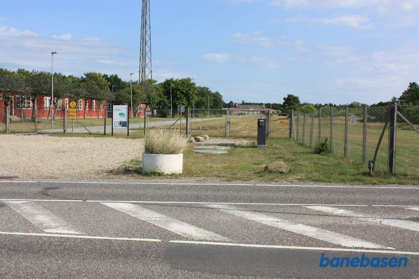 Billede af det forhenværende sporområde på den militære lejr, sporet gik ind gennem den dobbelte låge midt i billedet