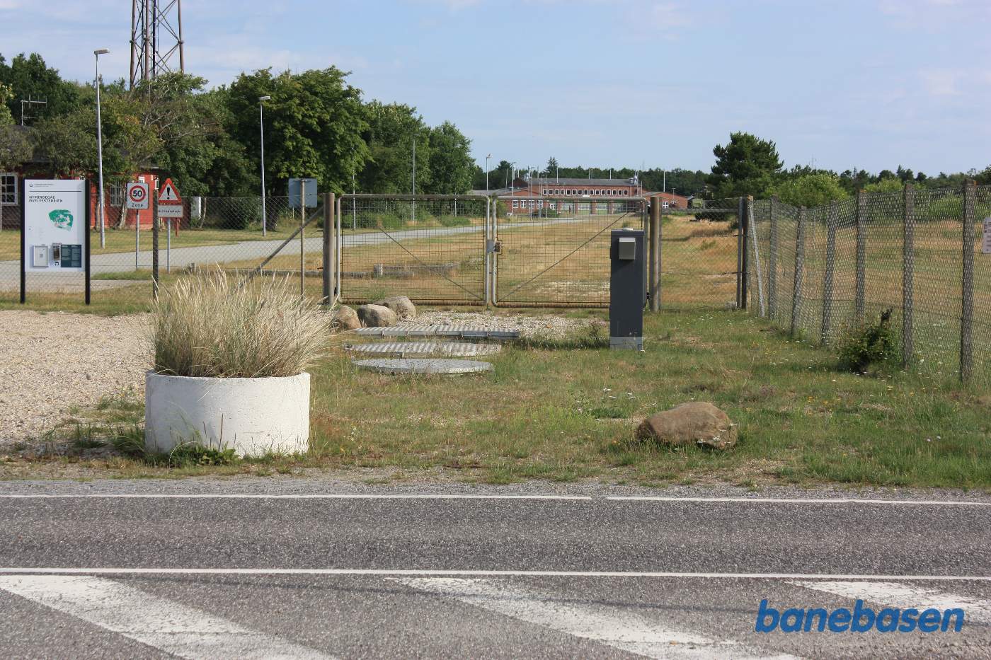 Billede af det forhenværende sporområde på den militære lejr, sporet gik ind gennem den dobbelte låge midt i billedet Billede af det forhenværende sporområde på den militære lejr, sporet gik ind gennem den dobbelte låge midt i billedet