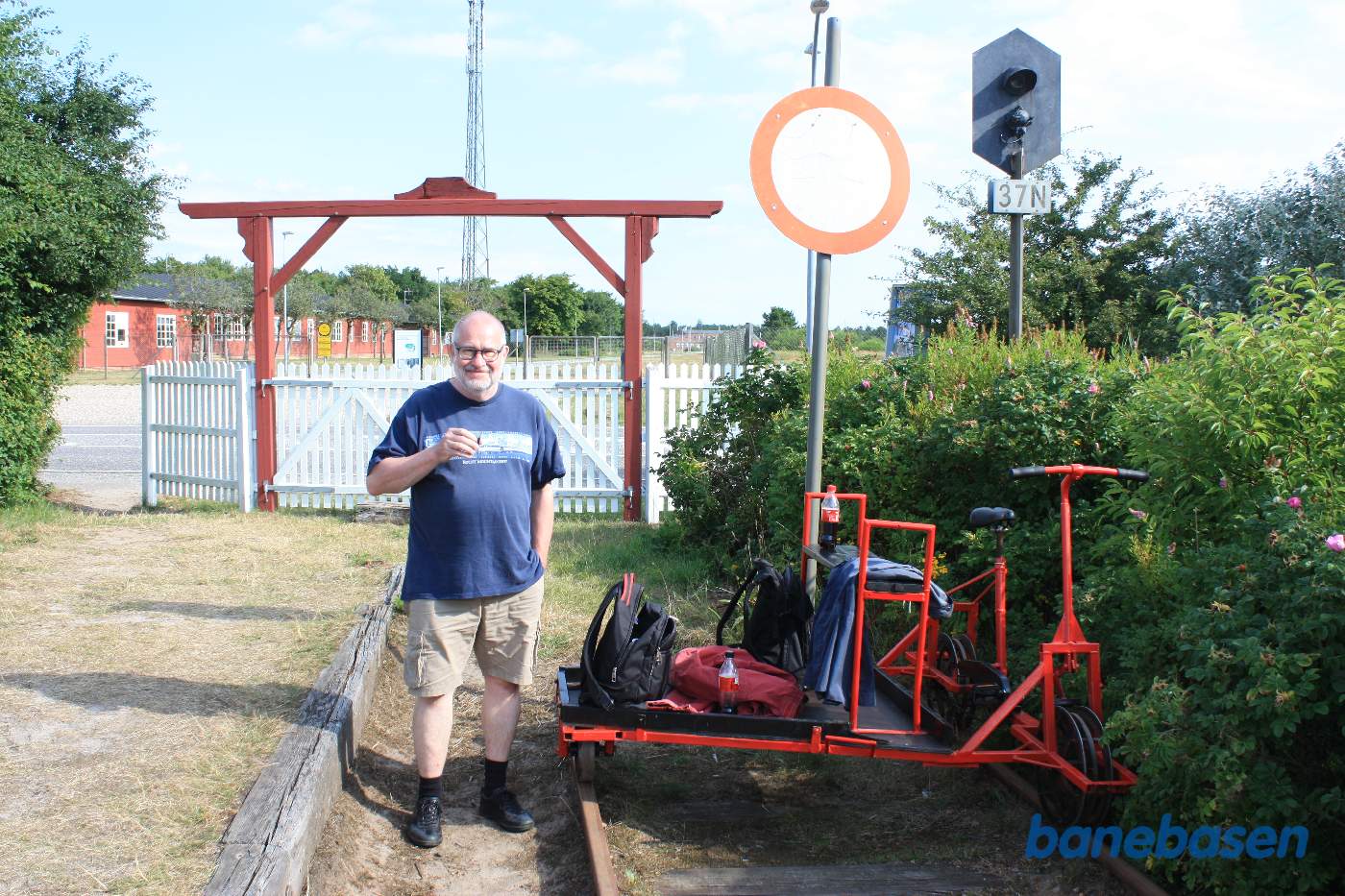 En turist får sig et lille glas cola, inden turen går tilbage igen