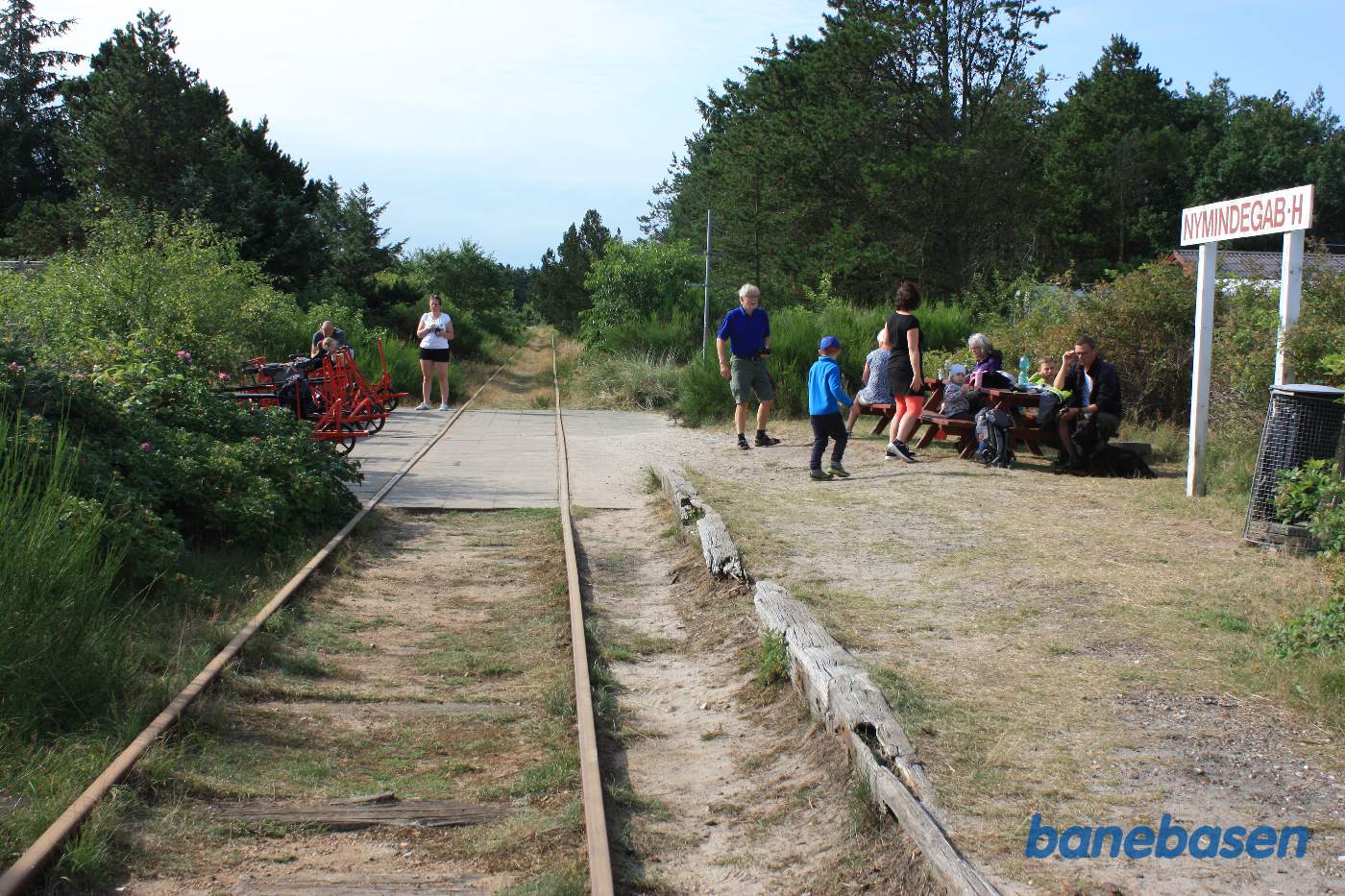 Hovedsporet samt resterne af den gamle perron til højre, set i retning mod Varde Hovedsporet samt resterne af den gamle perron til højre, set i retning mod Varde