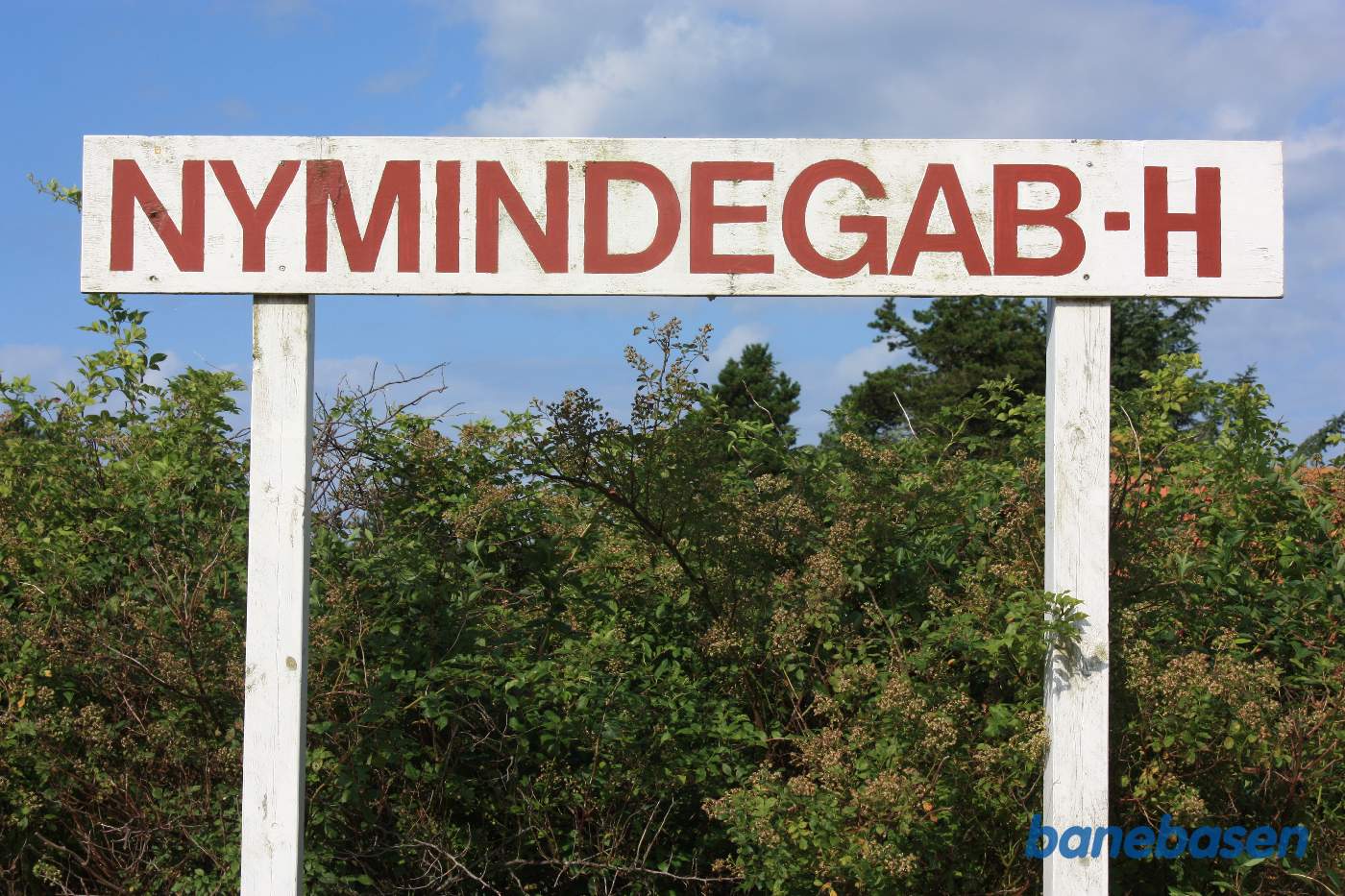 Nærbillede af stationsskiltet