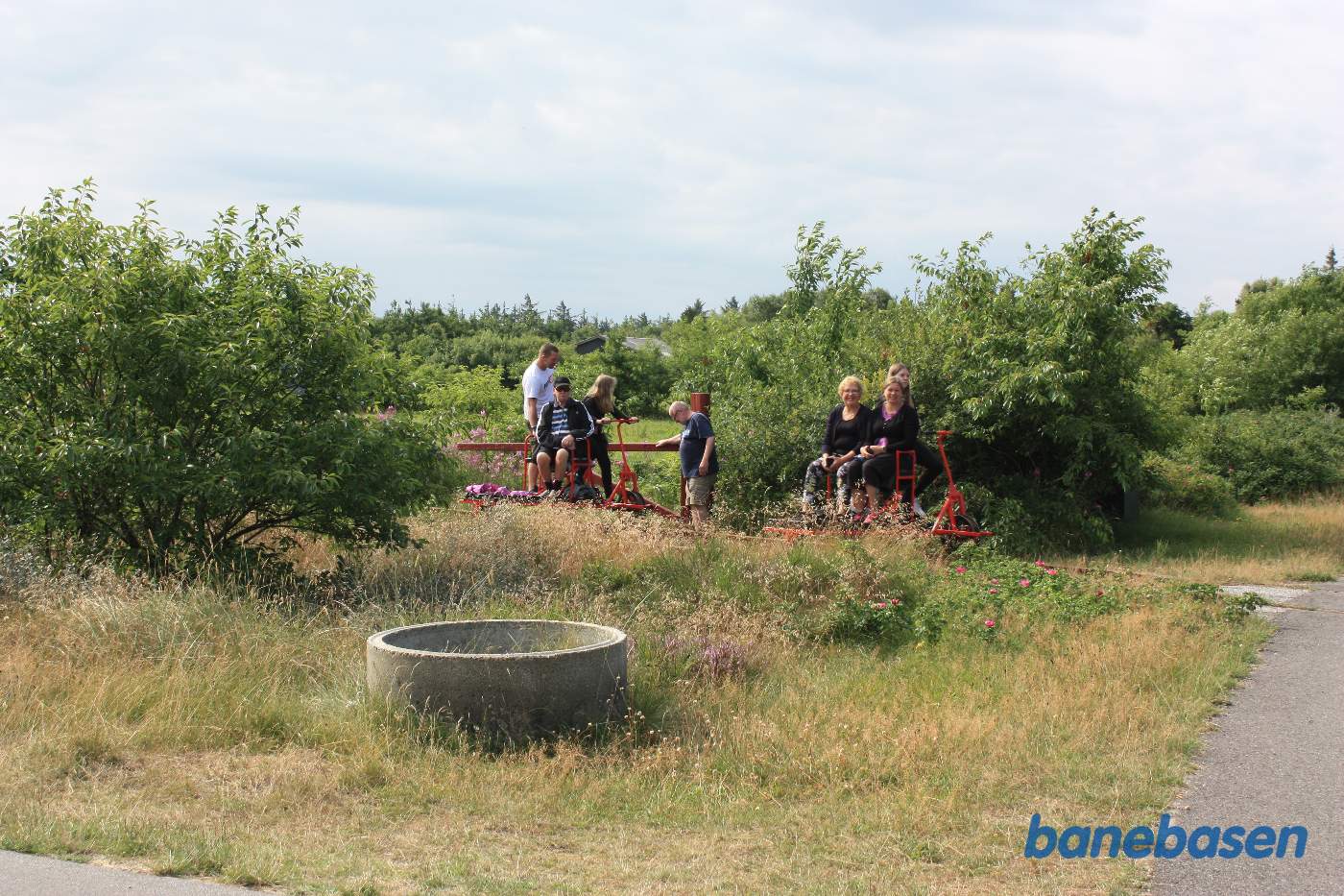 Flere cyklister på vej til Nymindegab, her på vej over den lille jordvej ned til ridecenteret