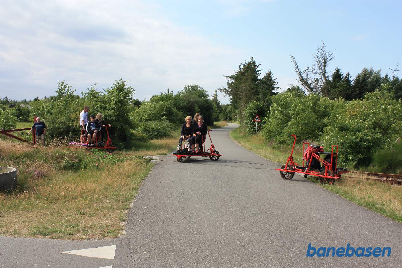 Flere cyklister på vej til Nymindegab, her på vej over den lille jordvej ned til ridecenteret Flere cyklister på vej til Nymindegab, her på vej over den lille jordvej ned til ridecenteret