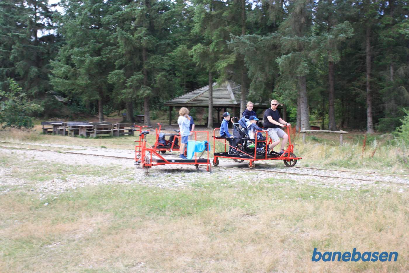 Her er en familie på vej videre mod Nymindegab