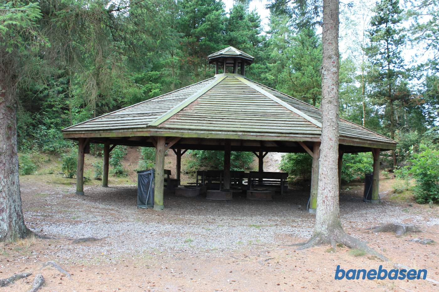 Nærbillede af den fine overdækkede bygning med grill plads