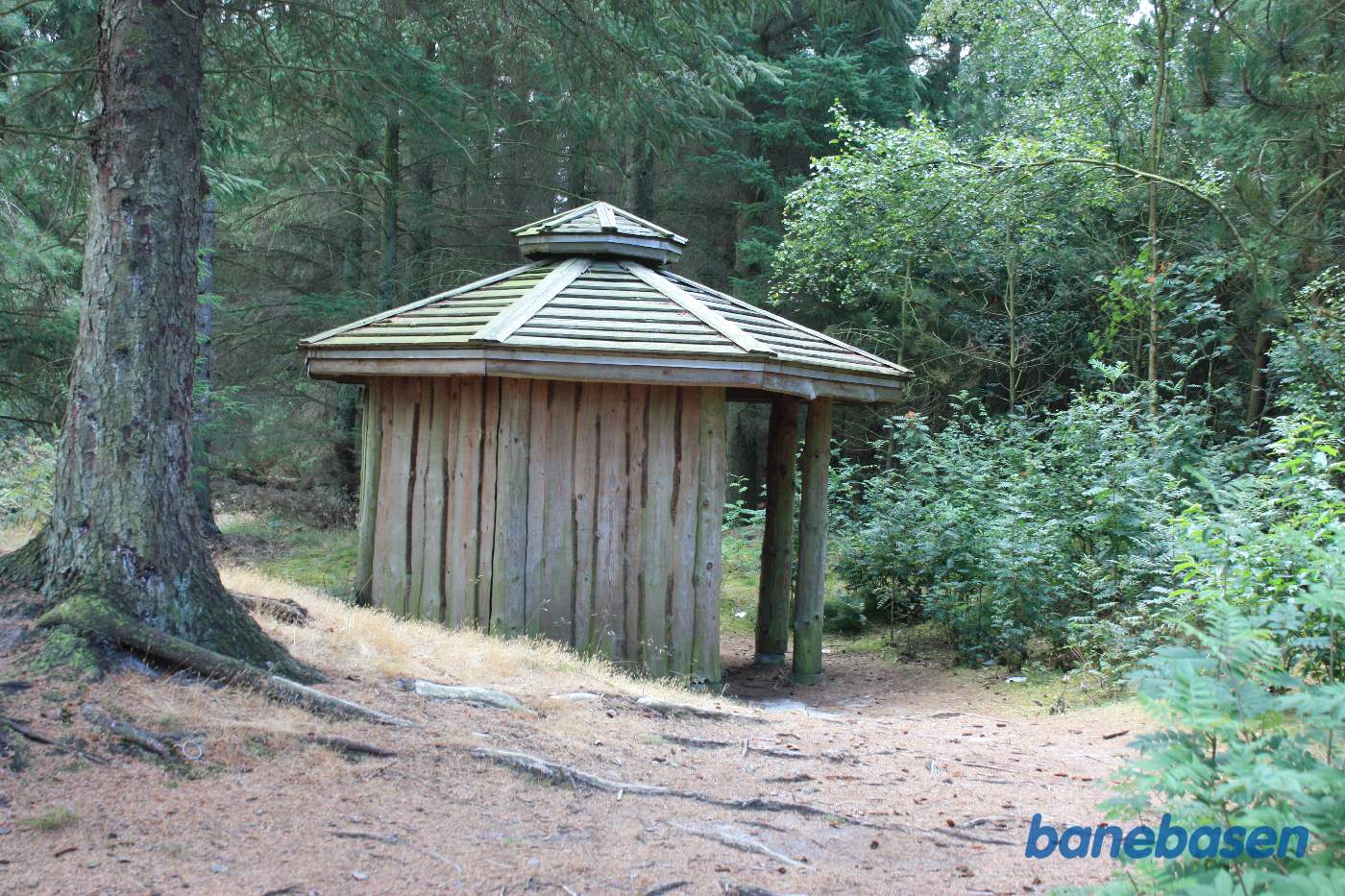 En nydelig toiletbygning for værdig trængende En nydelig toiletbygning for værdig trængende