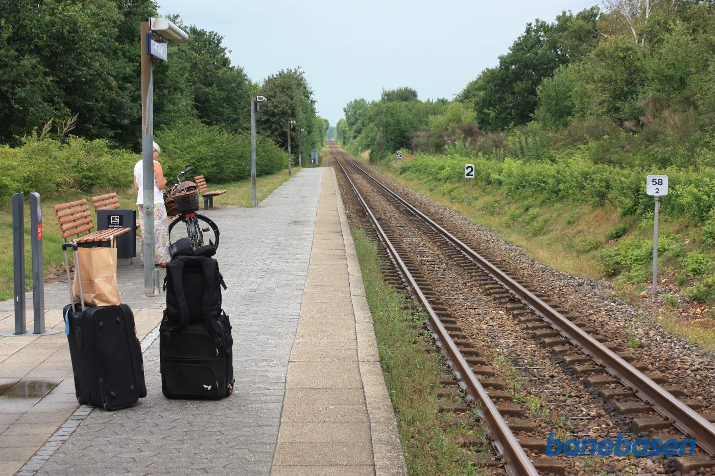 Perronen med bagage samt en cyklist Perronen med bagage samt en cyklist