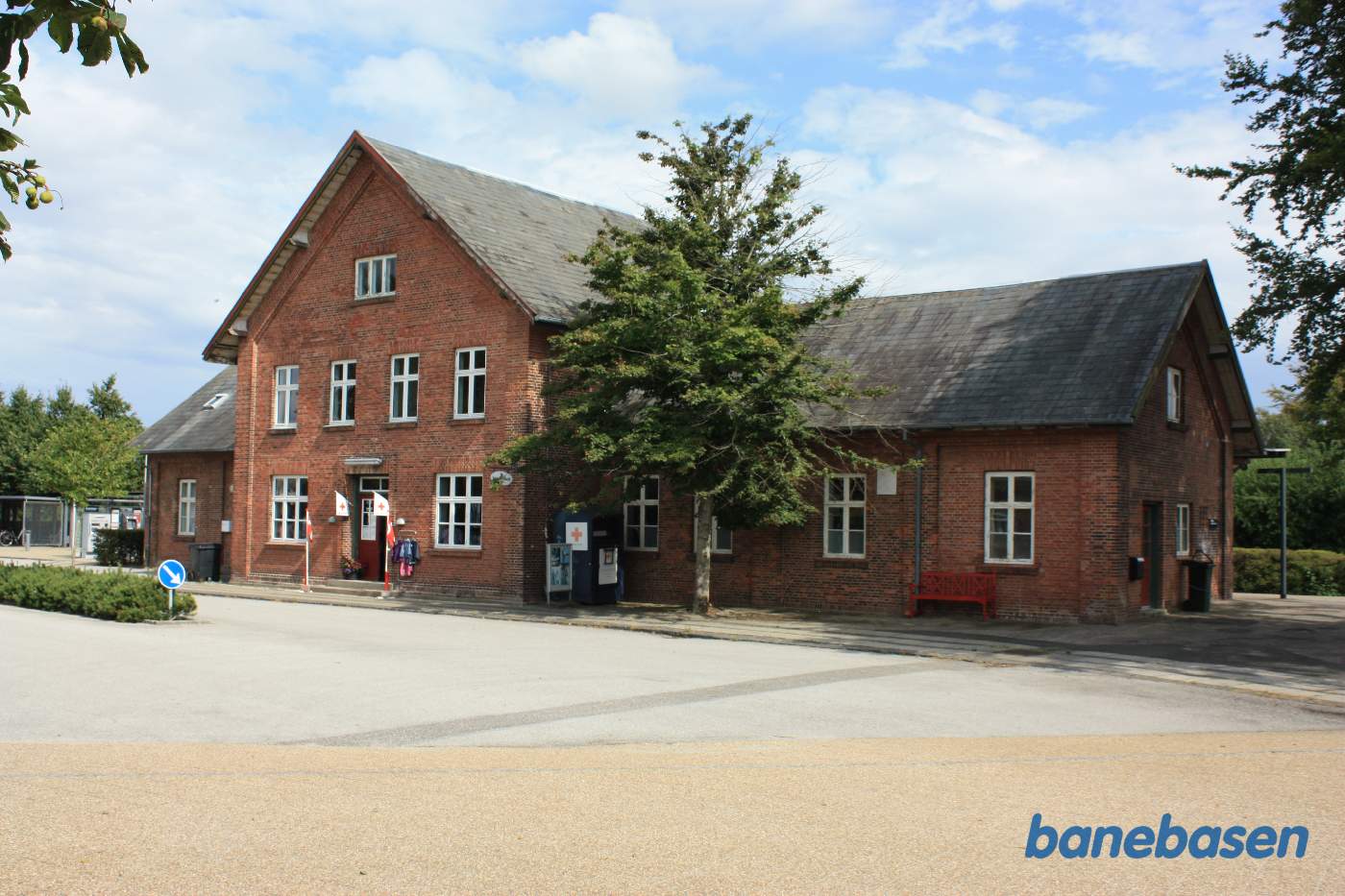 Vemb stationsbygning set fra vejen Vemb stationsbygning set fra vejen