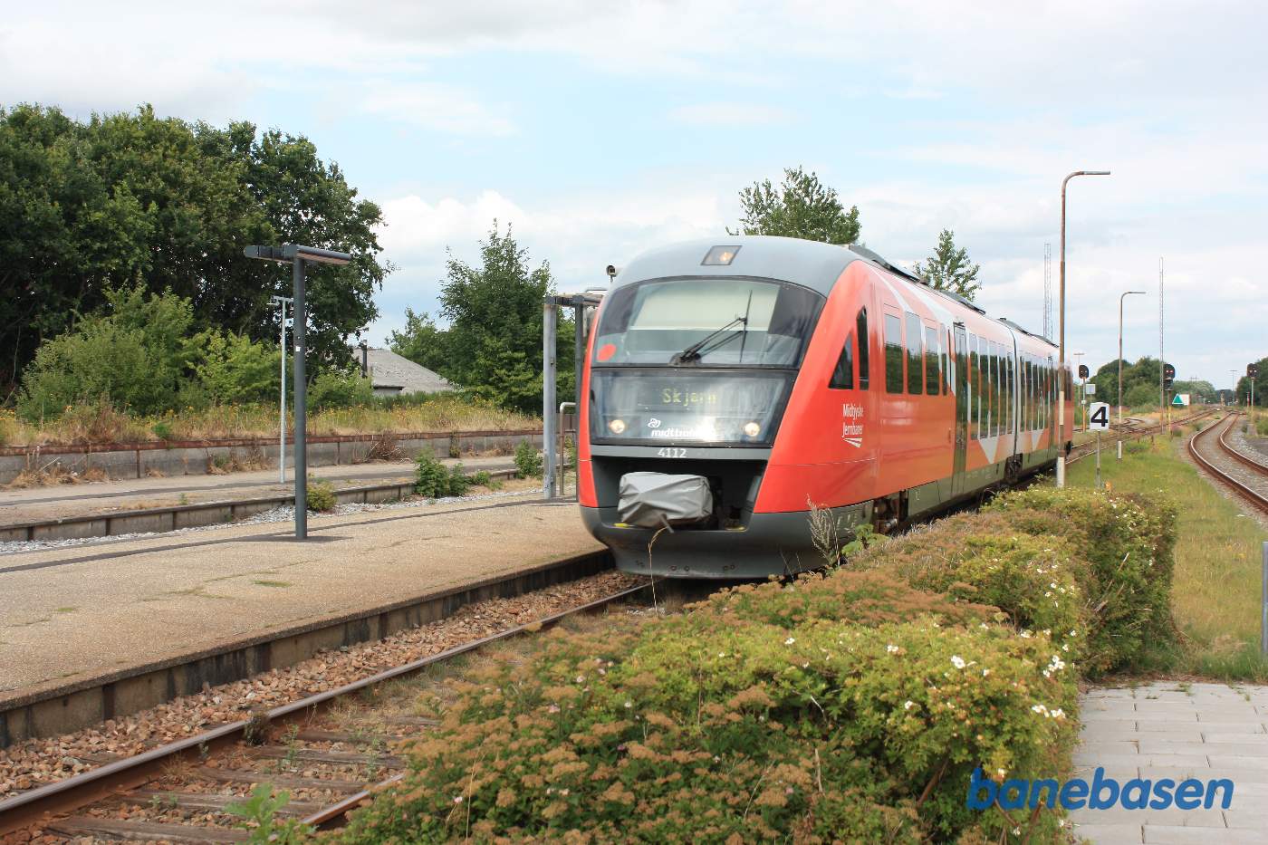 Et andet lokaltog på vej ind på stationen