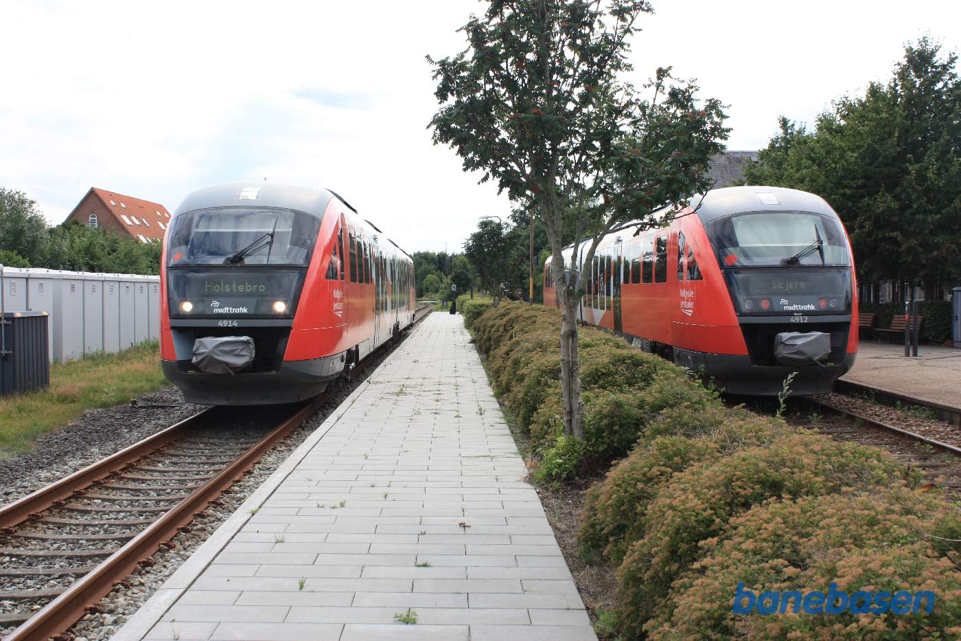 De 2 lokaltog krydser med hinanden på stationen