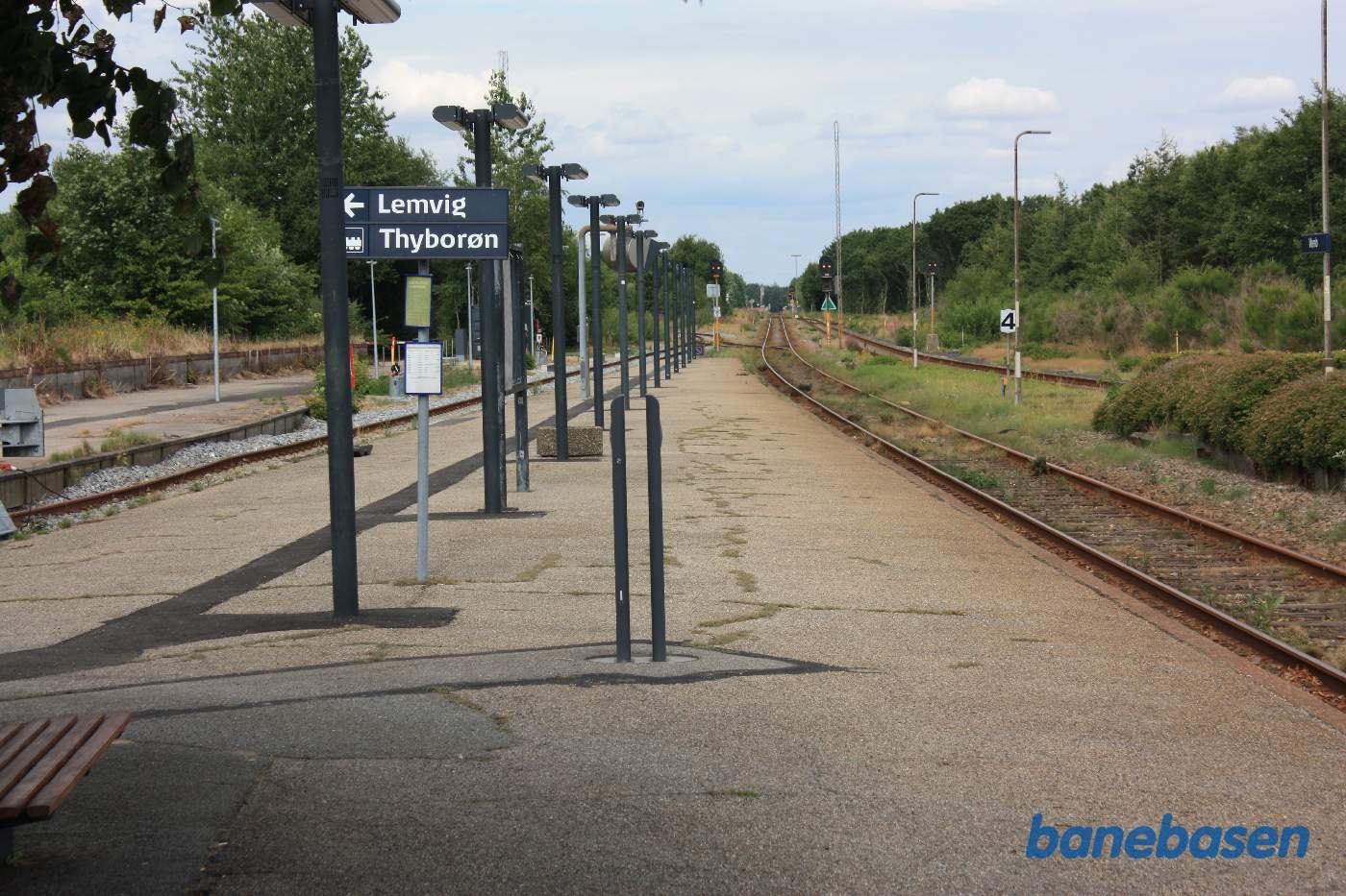 Et vue ud over perroner og spor på den tomme station, banen til venstre går til Lemvig og banen lige ud er til Holstebro Et vue ud over perroner og spor på den tomme station, banen til venstre går til Lemvig og banen lige ud er til Holstebro