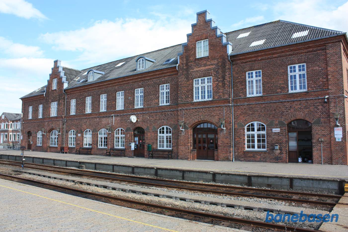 Den imponerende stationsbygning i Lemvig, set fra perronen