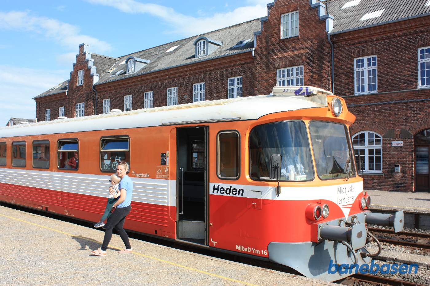 Y-toget Heden holder ved perron, mor med barn Y-toget Heden holder ved perron, mor med barn