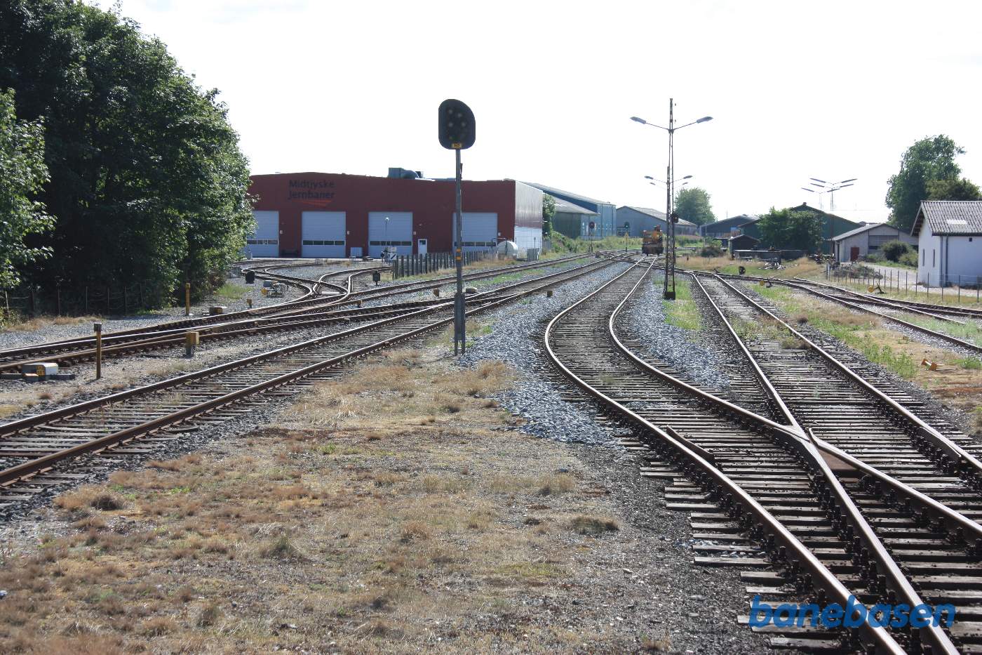 Et vue ud over sporene med remise og værksted til venstre. Der er sat udkørsel mod Thyborøn