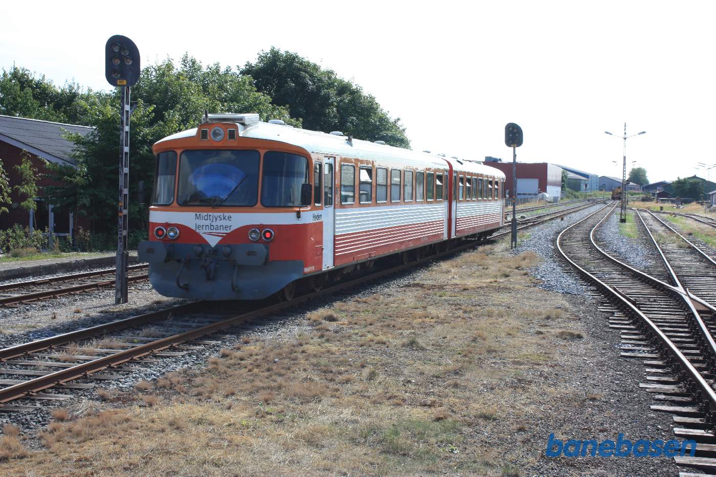 Y-toget Heden på vej ud af stationen mod Thyborøn Y-toget Heden på vej ud af stationen mod Thyborøn