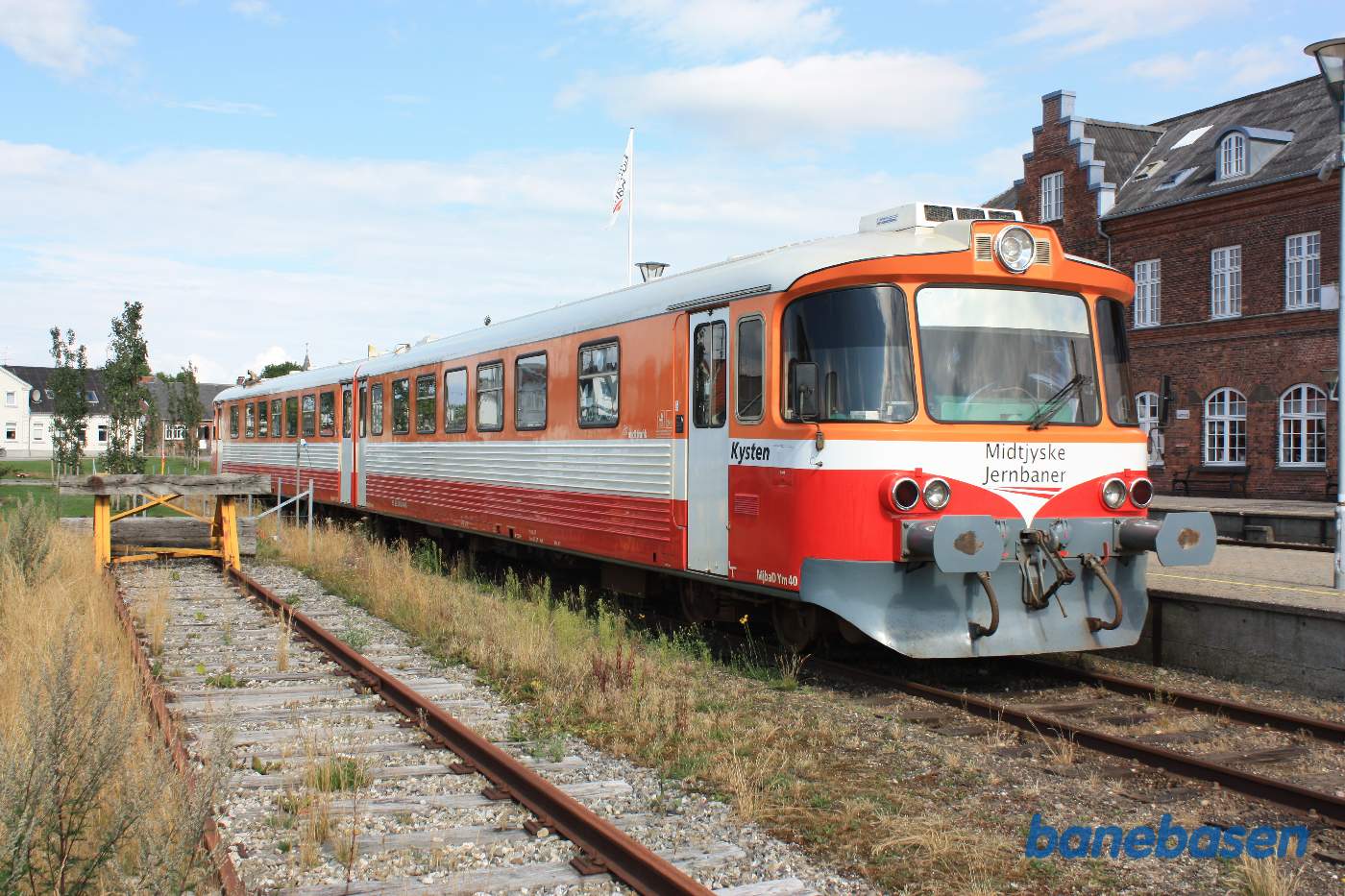 Y-toget Kysten holder ved perron