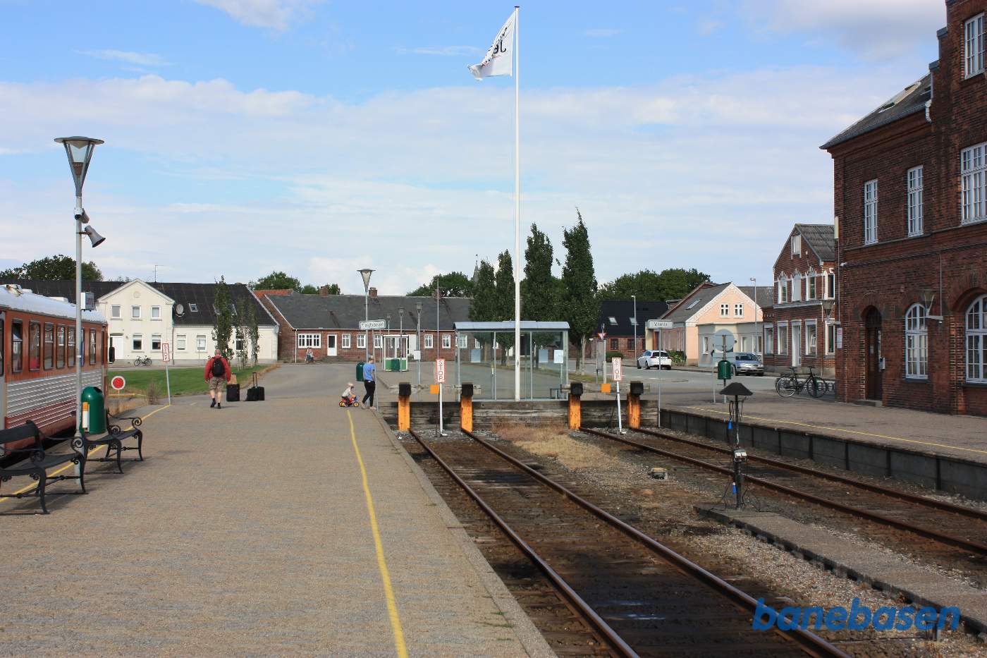 Et vue ud over spor, stopbom og bagved, busholdepladsen