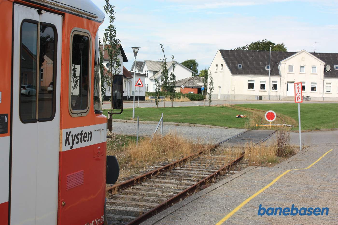 Y-toget Kysten holder ved perron i sporet der fortsætter ned til havnen