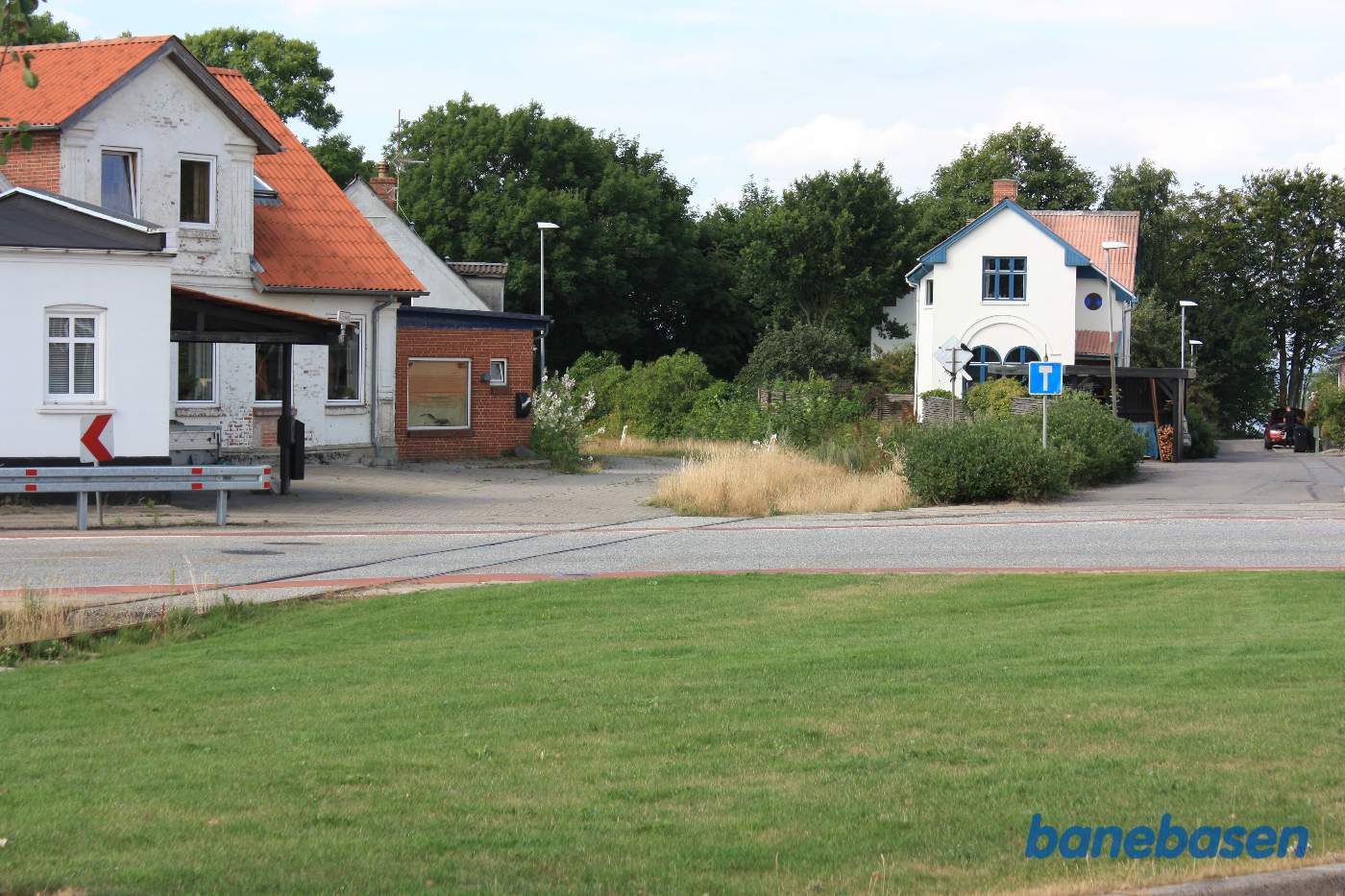Nærbillede af havnebanens krydsning med Storegade. Til venstre stationen og til højre nedkørslen til havnen Nærbillede af havnebanens krydsning med Storegade. Til venstre stationen og til højre nedkørslen til havnen
