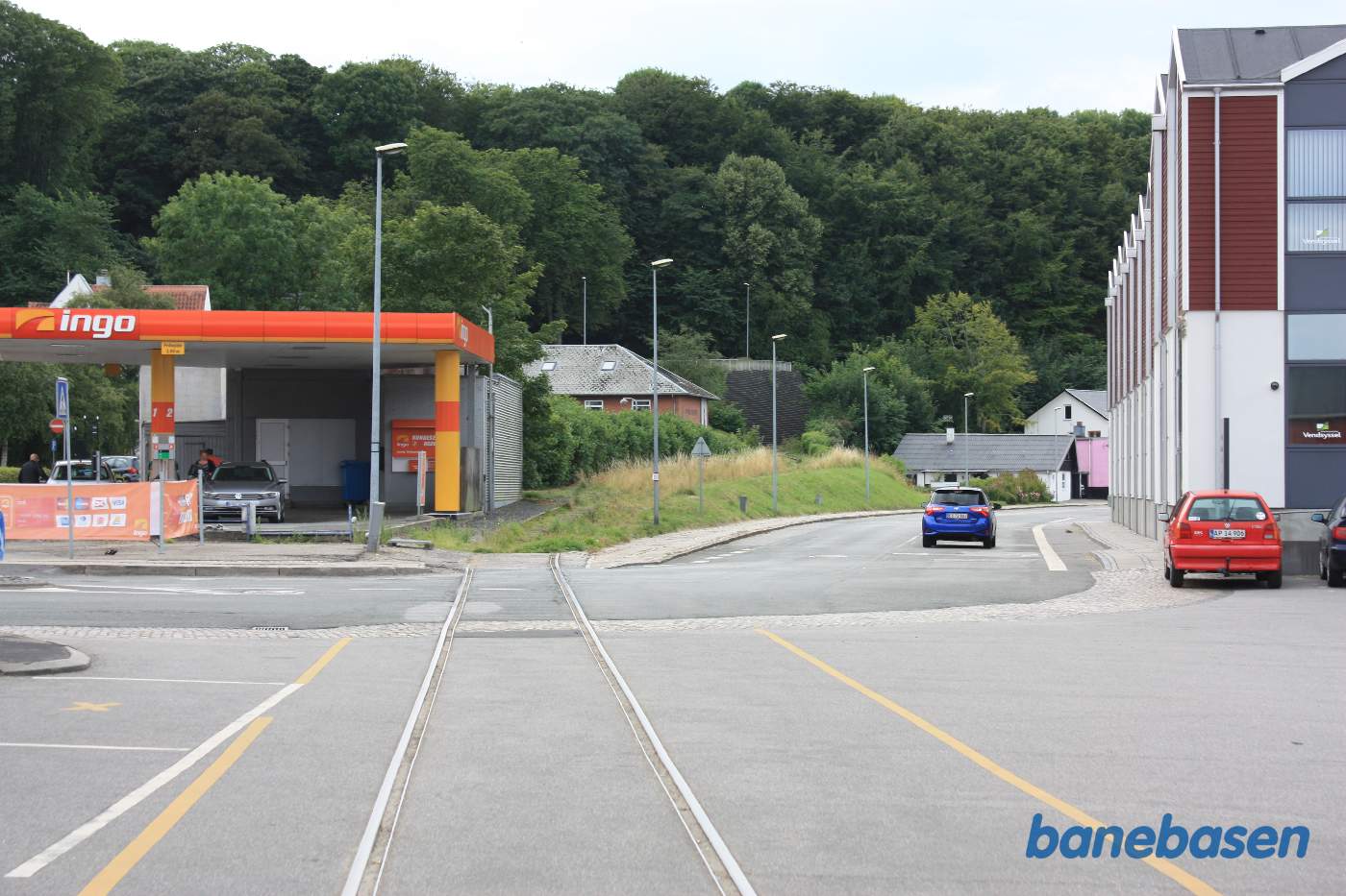 Fra havnen stiger banen op gennem skoven mod stationen