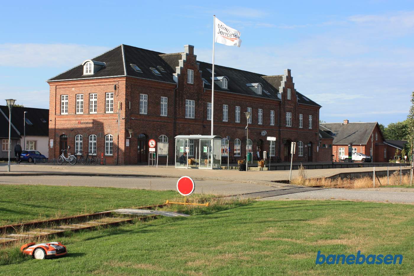 Her kommer havnebanen ind fra venstre, stationsbygningen i baggrunden Her kommer havnebanen ind fra venstre, stationsbygningen i baggrunden