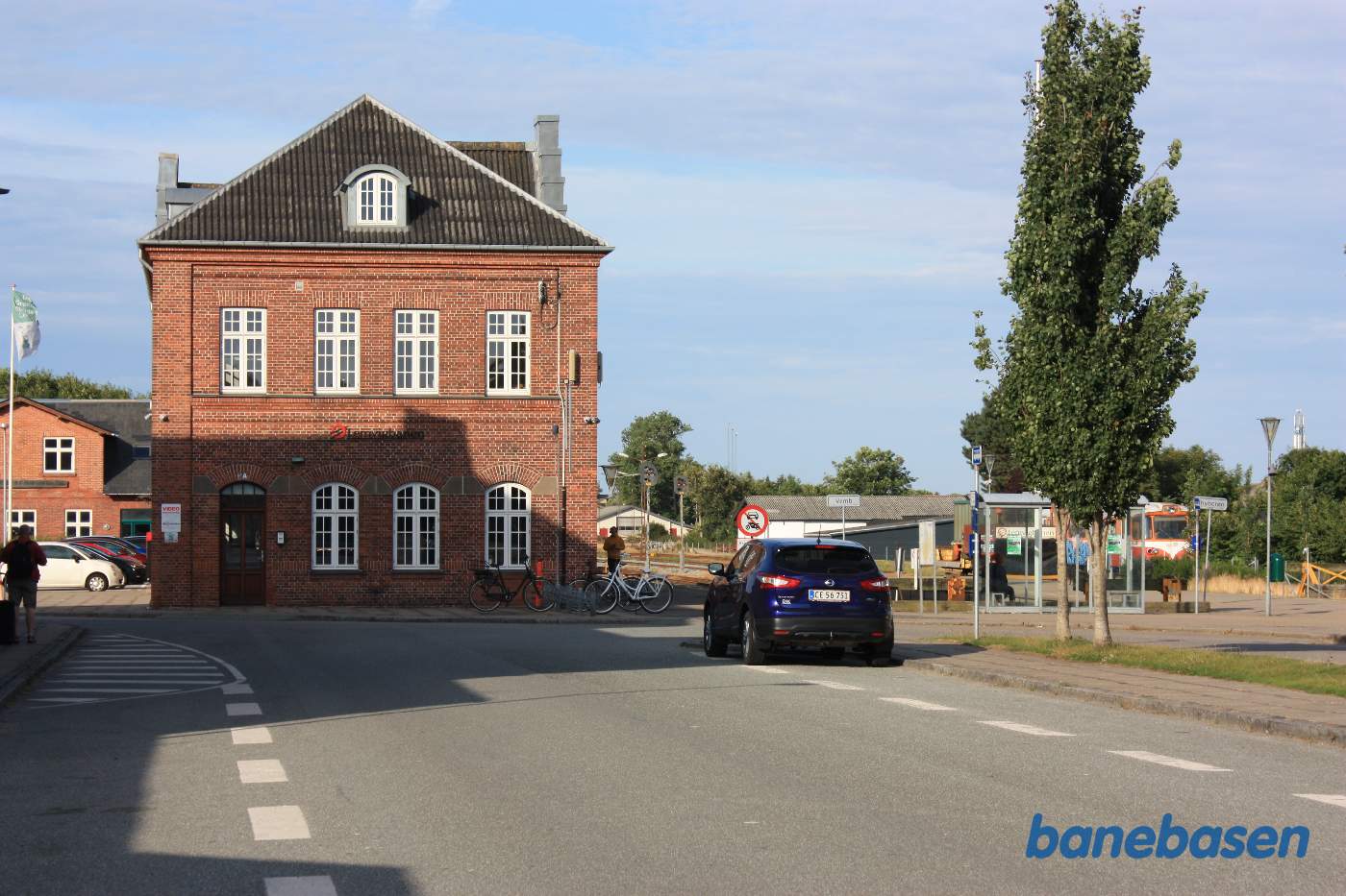 Stationsbygningen set fra vejen og busholdepladsen Stationsbygningen set fra vejen og busholdepladsen
