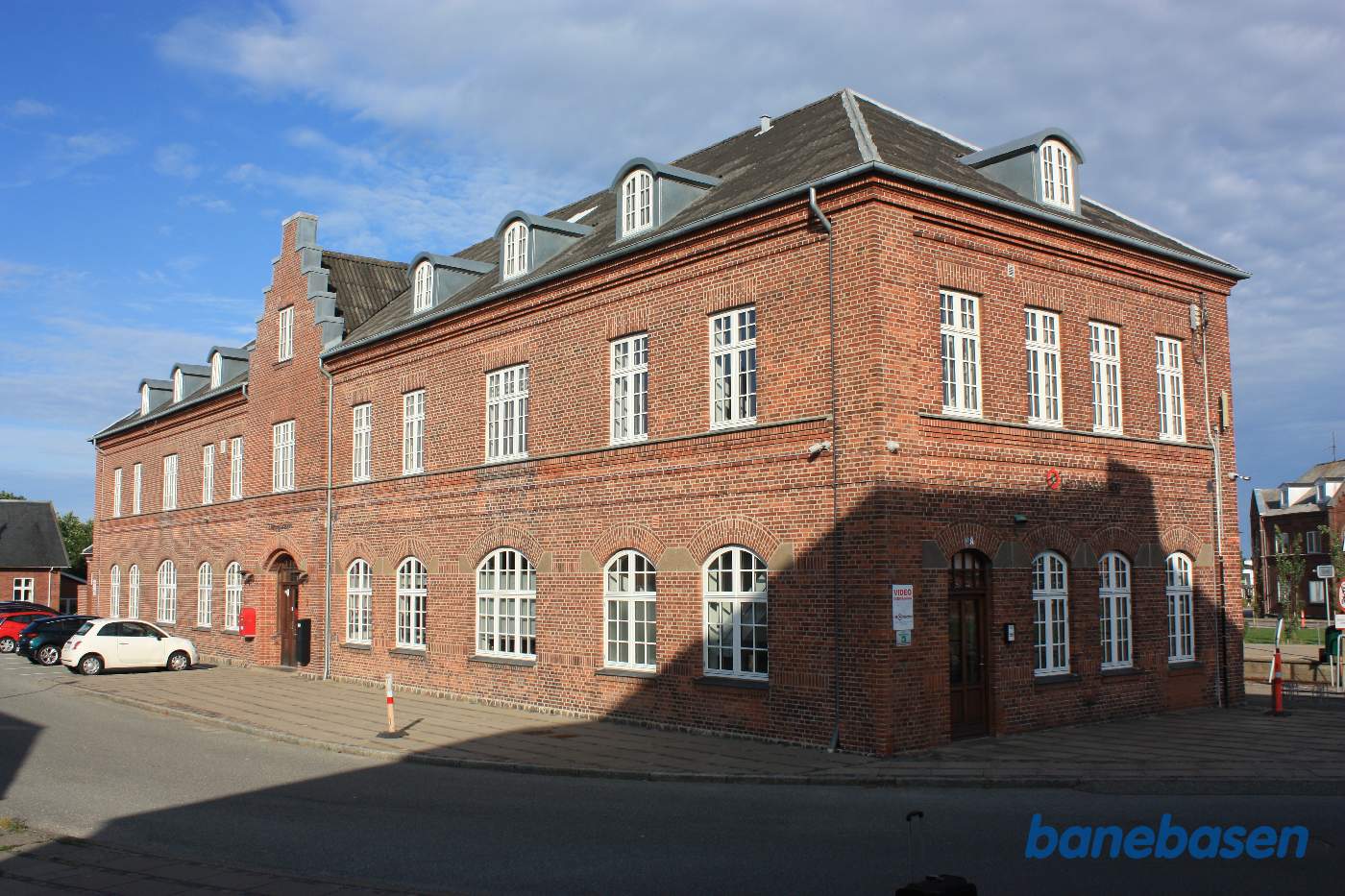 Stationsbygningen set fra vejen Stationsbygningen set fra vejen