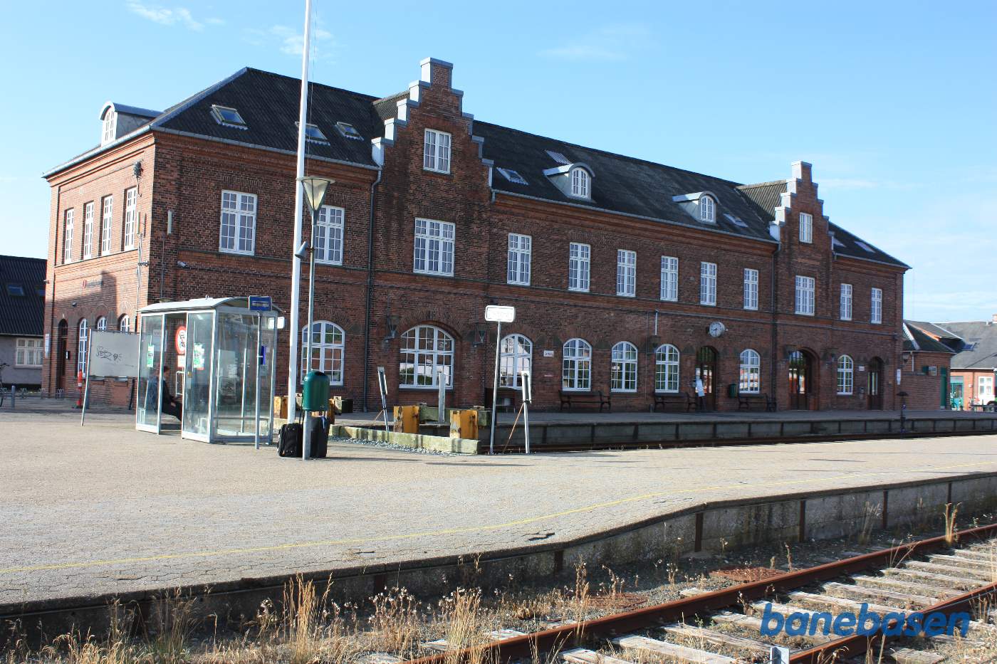 Stationsbygningen set fra perronen Stationsbygningen set fra perronen