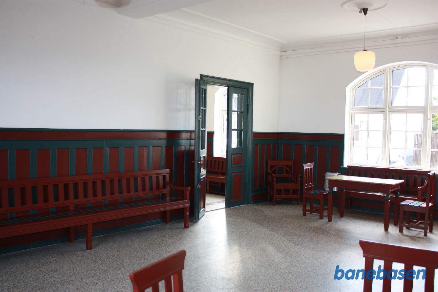 Den fint restaurerede ventesal i gammel stil