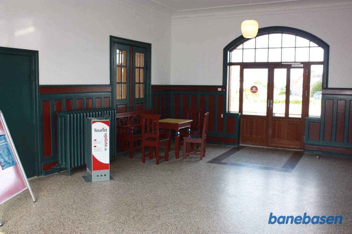 Den fint restaurerede ventesal i gammel stil Den fint restaurerede ventesal i gammel stil