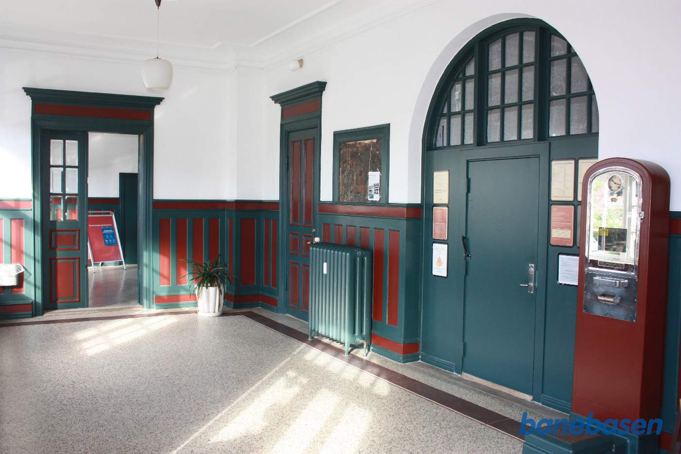 Den fint restaurerede ventesal i gammel stil Den fint restaurerede ventesal i gammel stil