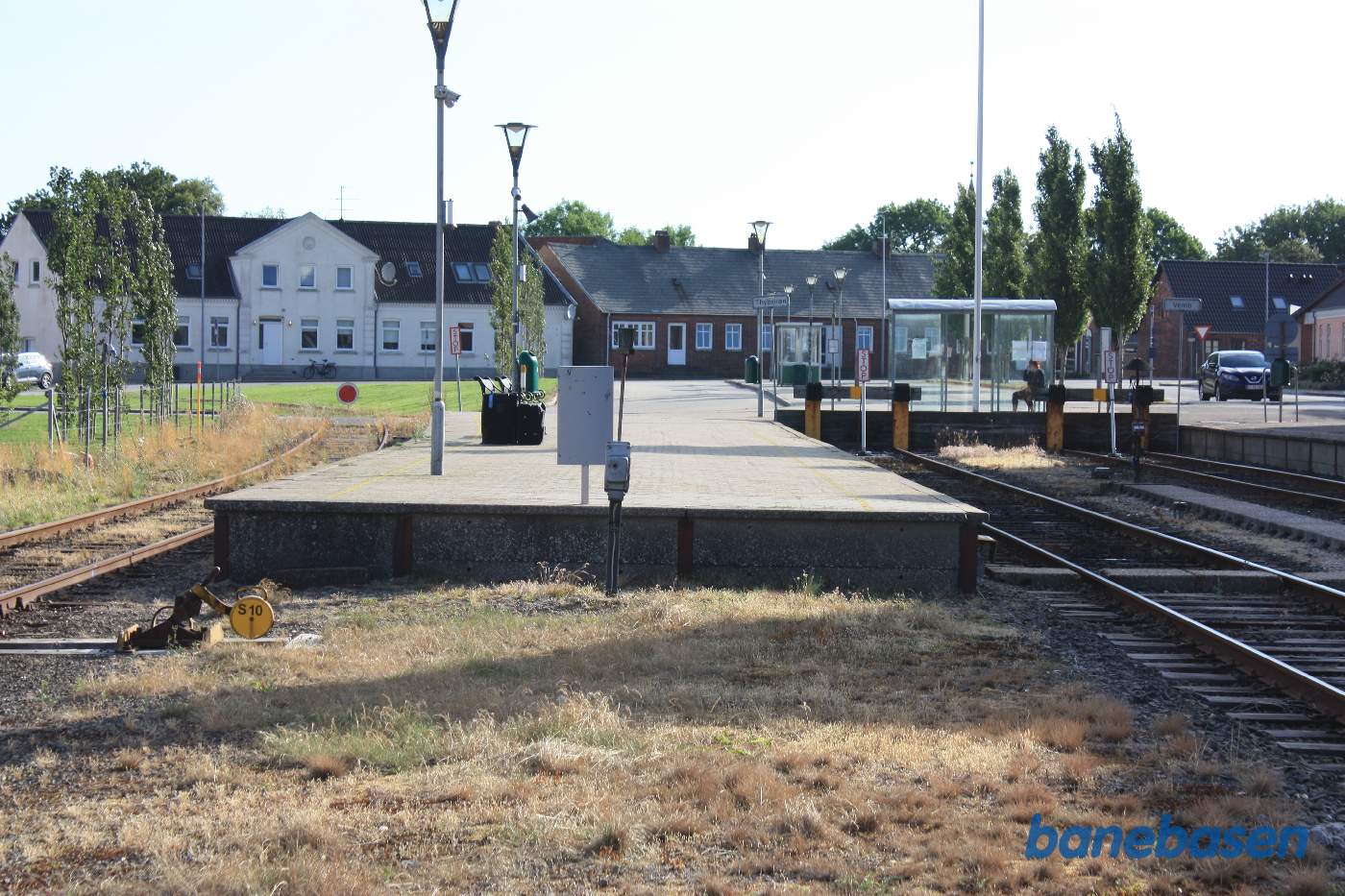 Et vue fra sporområdet ind over perronsporene