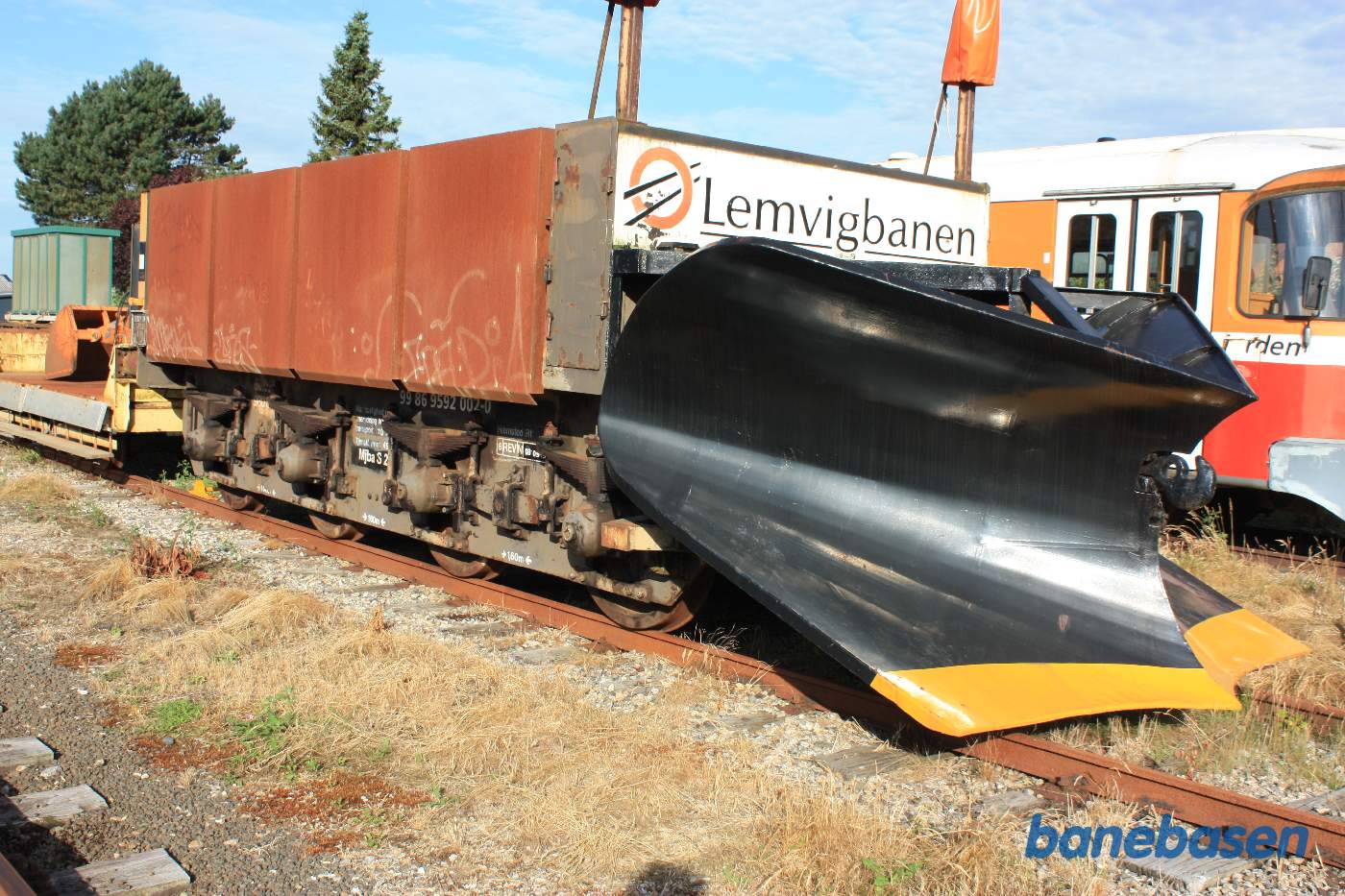 Banens kraftige sneplov bygget på undervognen fra en tender til et damplokomotiv Banens kraftige sneplov bygget på undervognen fra en tender til et damplokomotiv