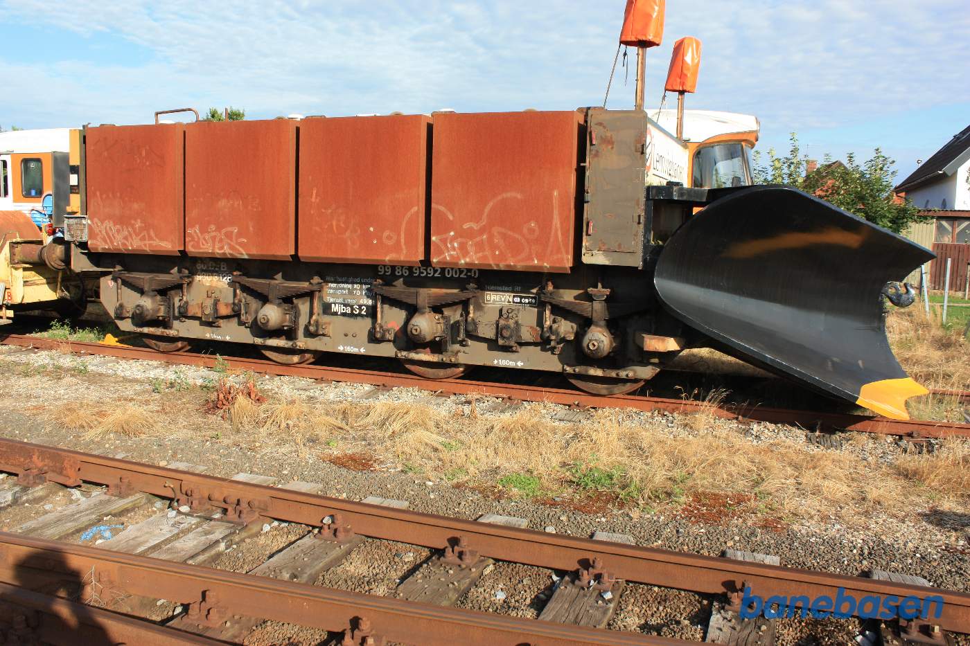 Banens kraftige sneplov bygget på undervognen fra en tender til et damplokomotiv Banens kraftige sneplov bygget på undervognen fra en tender til et damplokomotiv