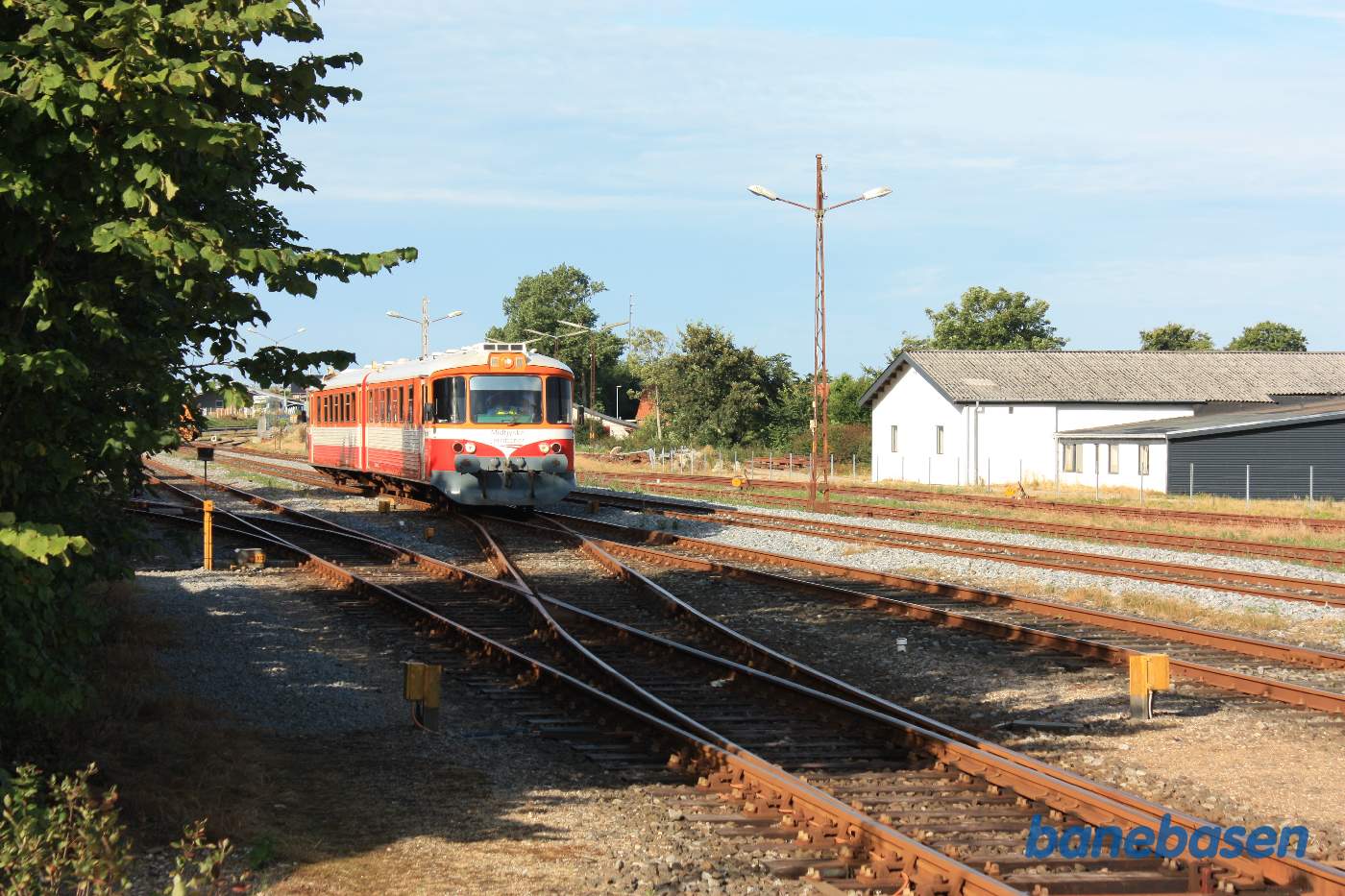 Y-toget Kysten ankommer fra Thyborøn og kører ind på stationen