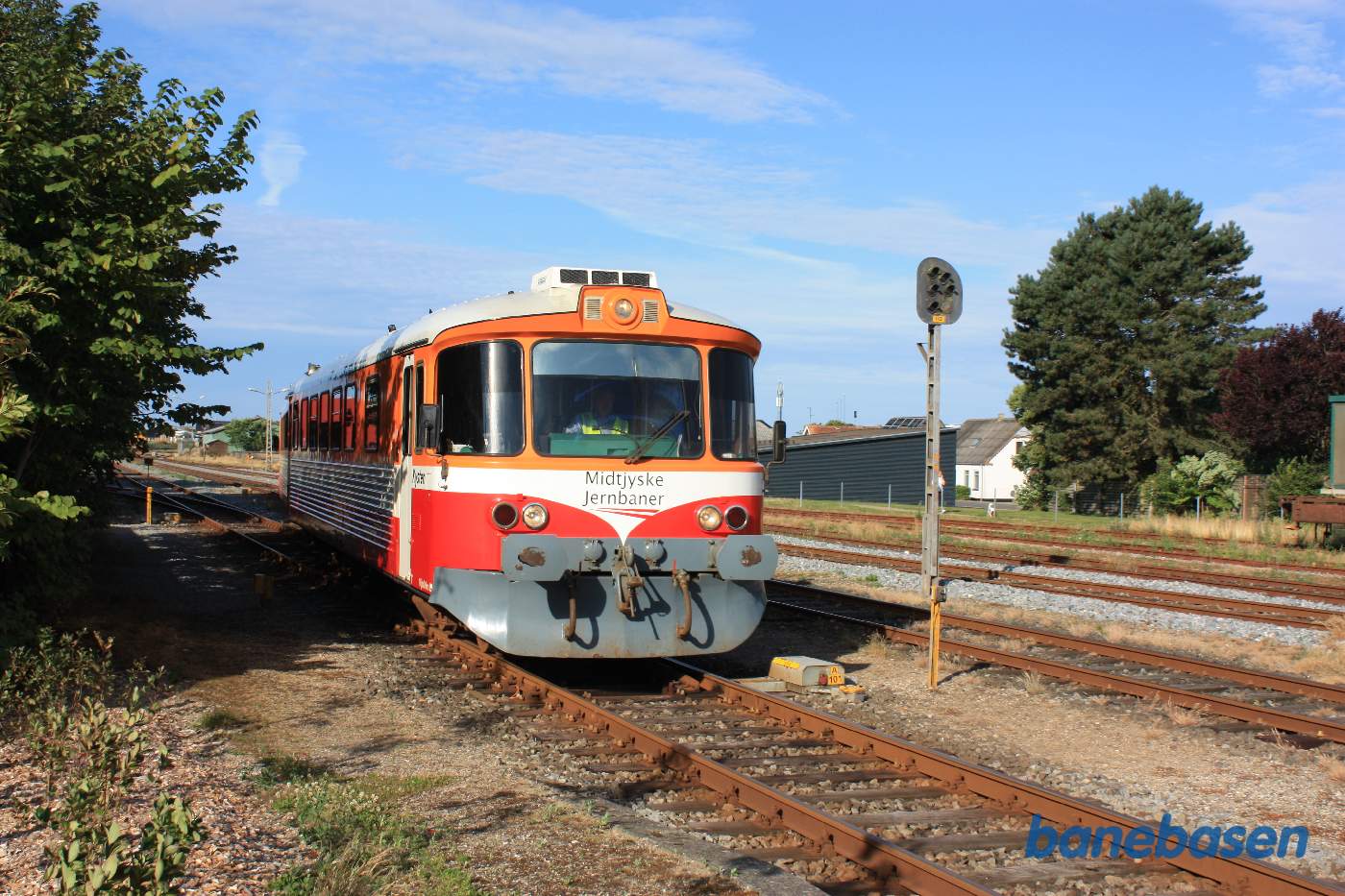 Y-toget Kysten ankommer fra Thyborøn og kører ind på stationen Y-toget Kysten ankommer fra Thyborøn og kører ind på stationen