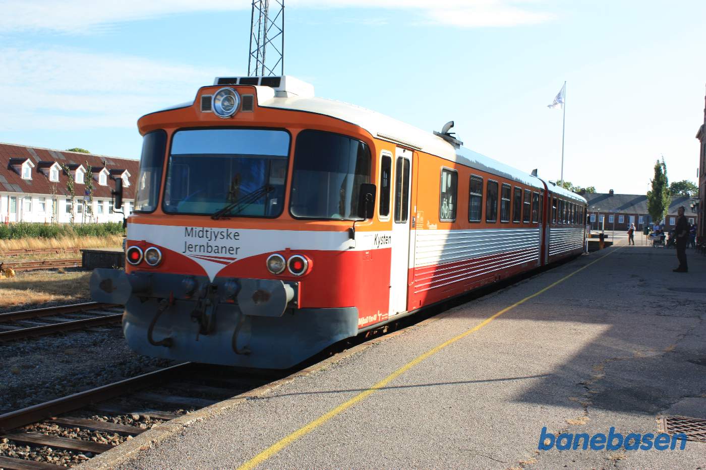 Y-toget Kysten holder ved perron Y-toget Kysten holder ved perron